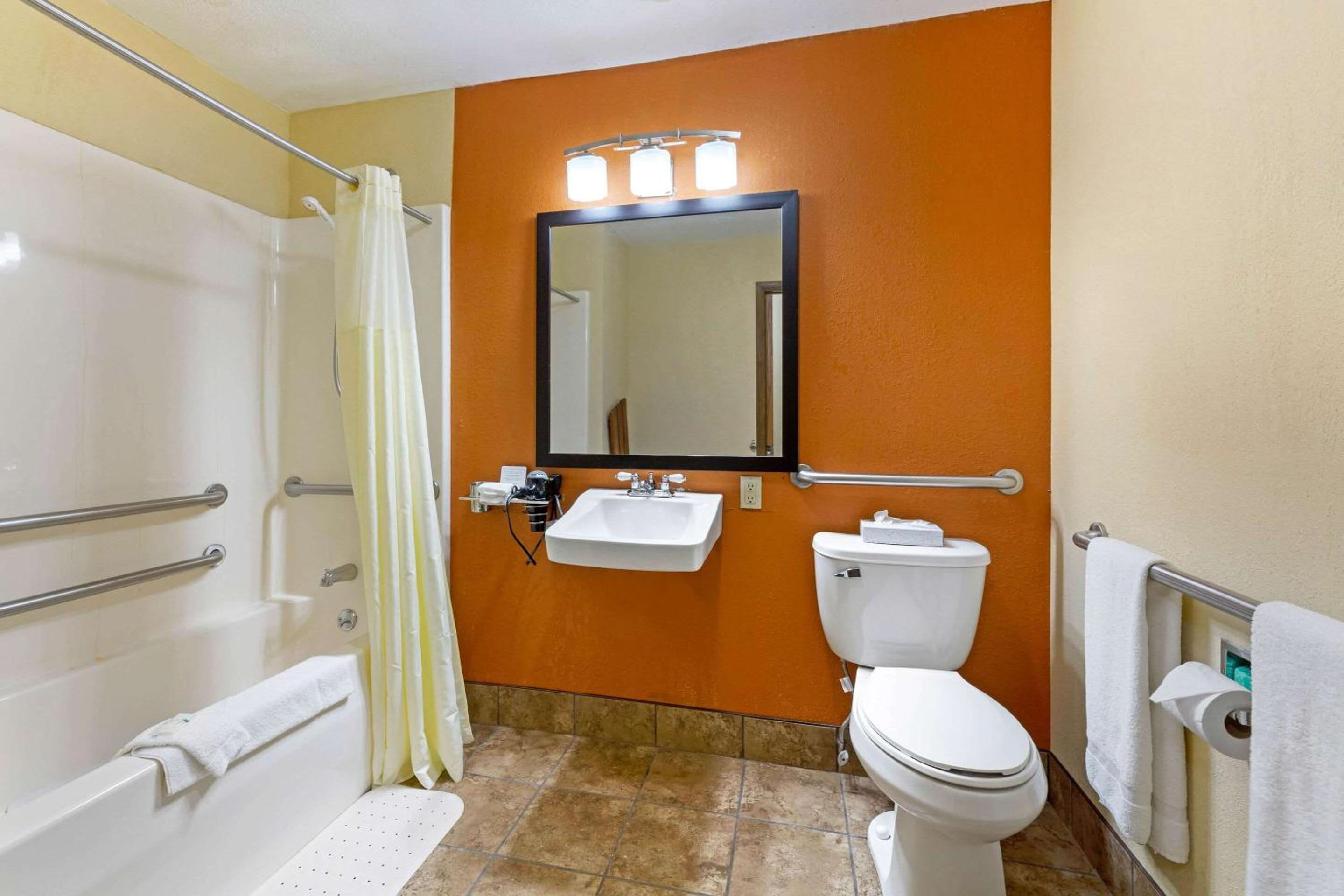 Queen Room - Accessible/Nonsmoking - Photo 1
