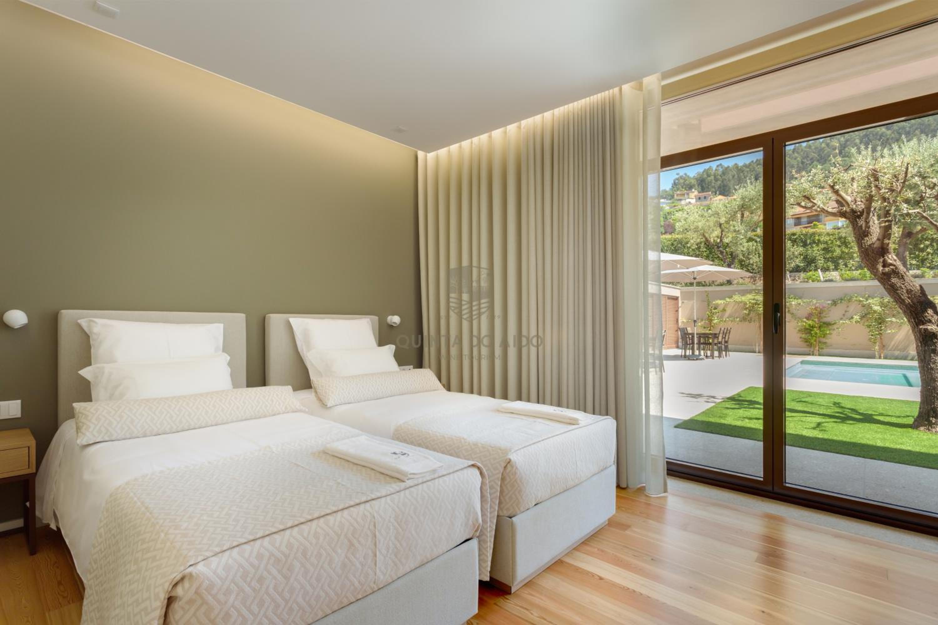 Six-Bedroom House photo 1