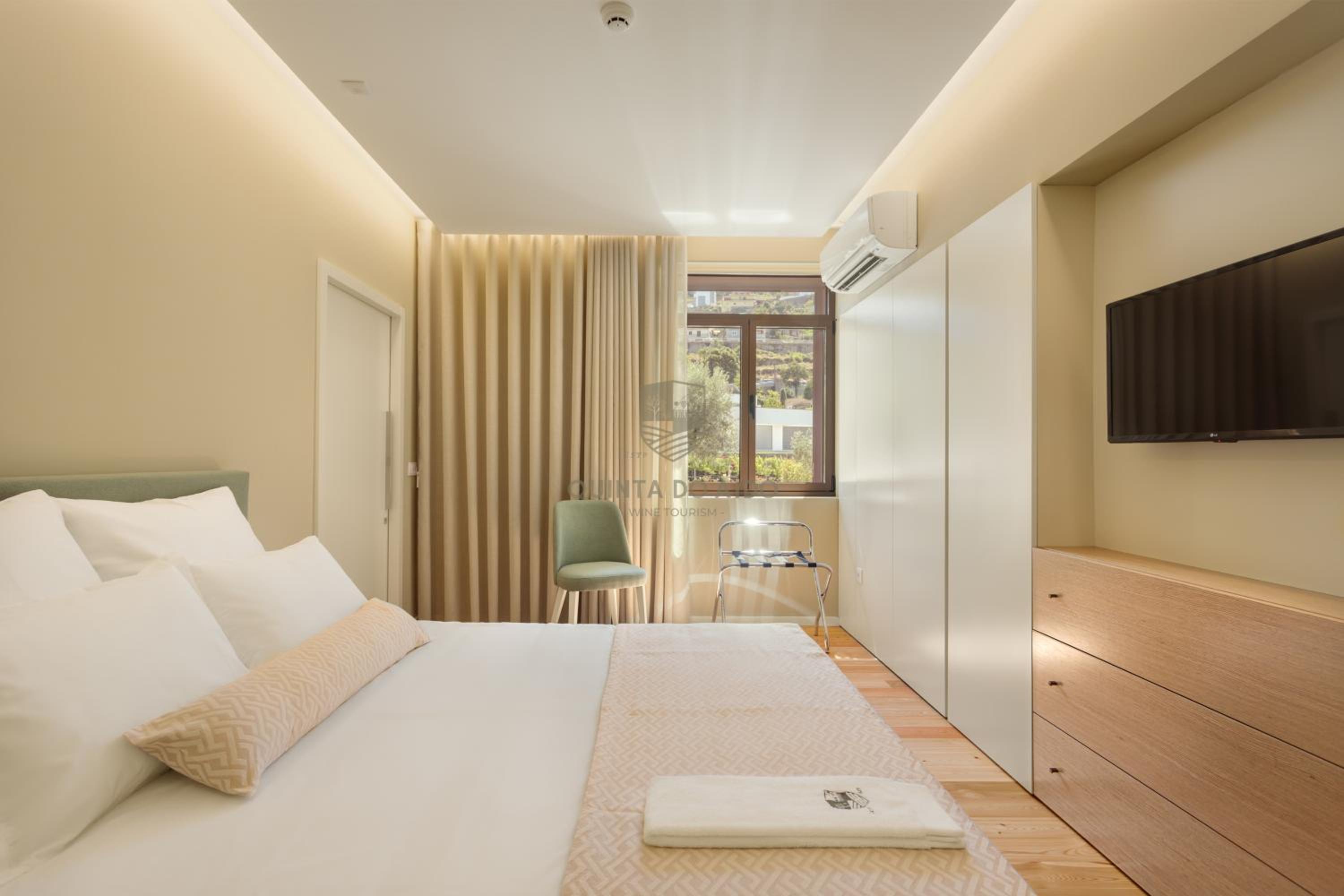 Six-Bedroom House photo 2