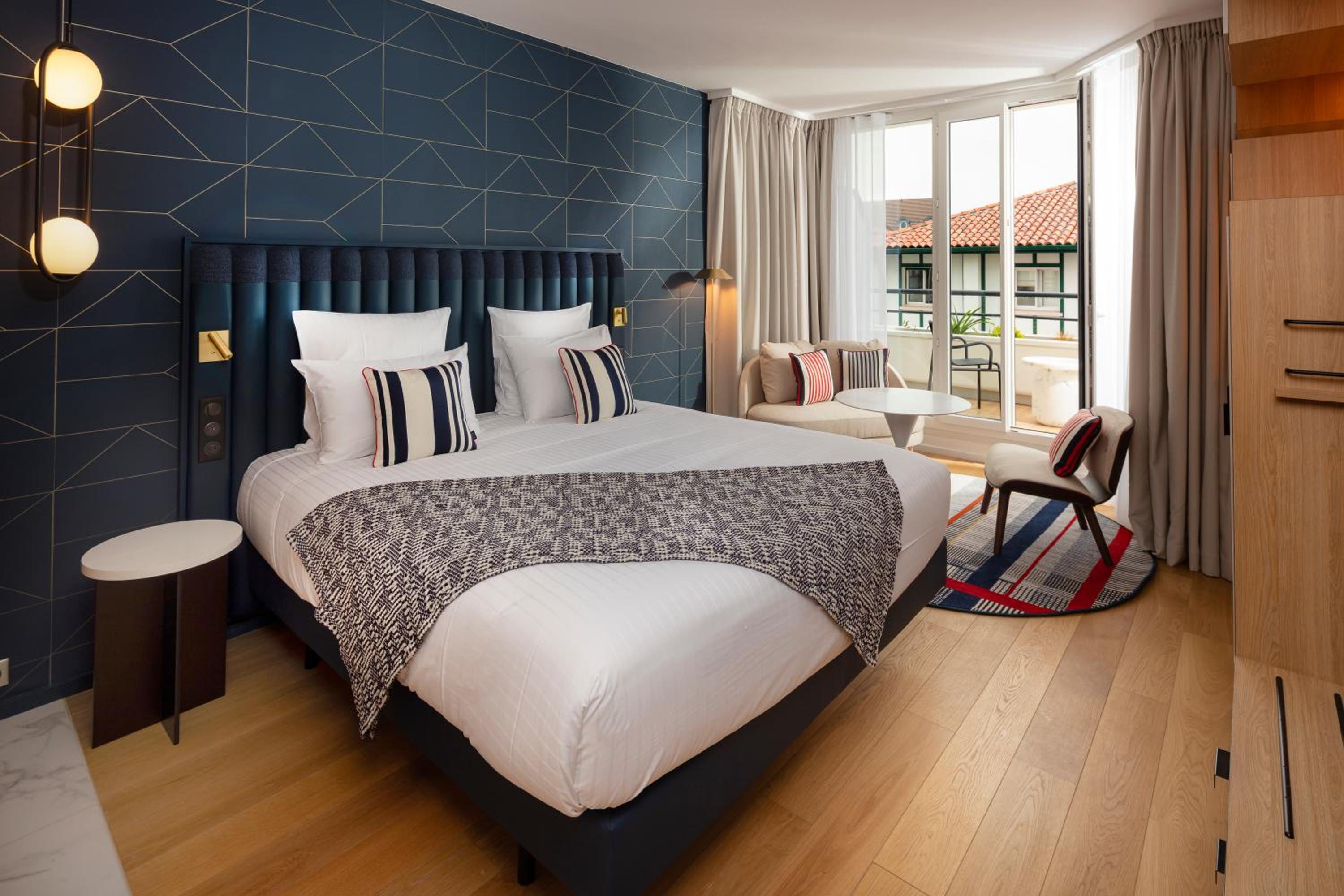 Superior Room with Balcony - Photo 5