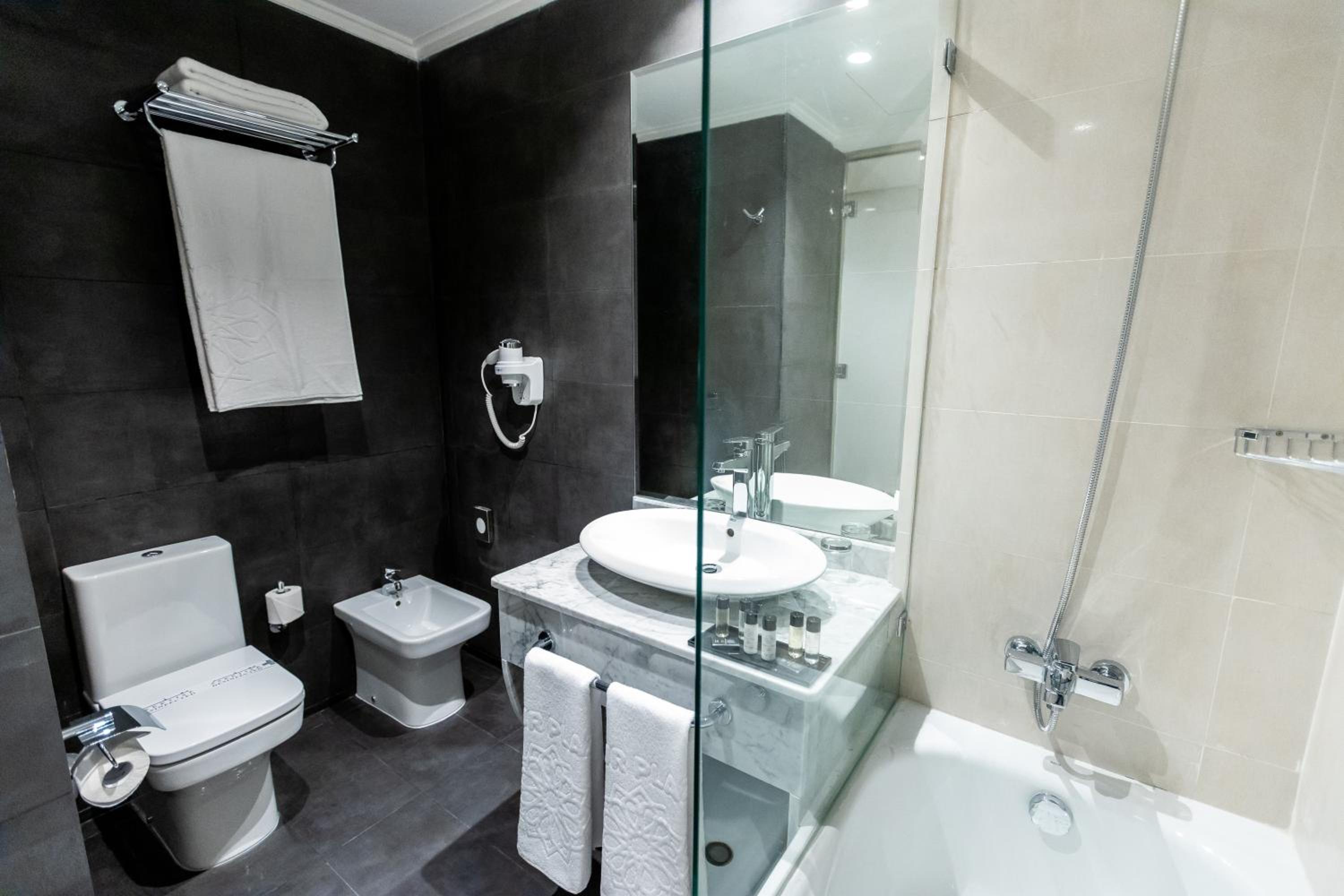 Deluxe Room - Photo 8
