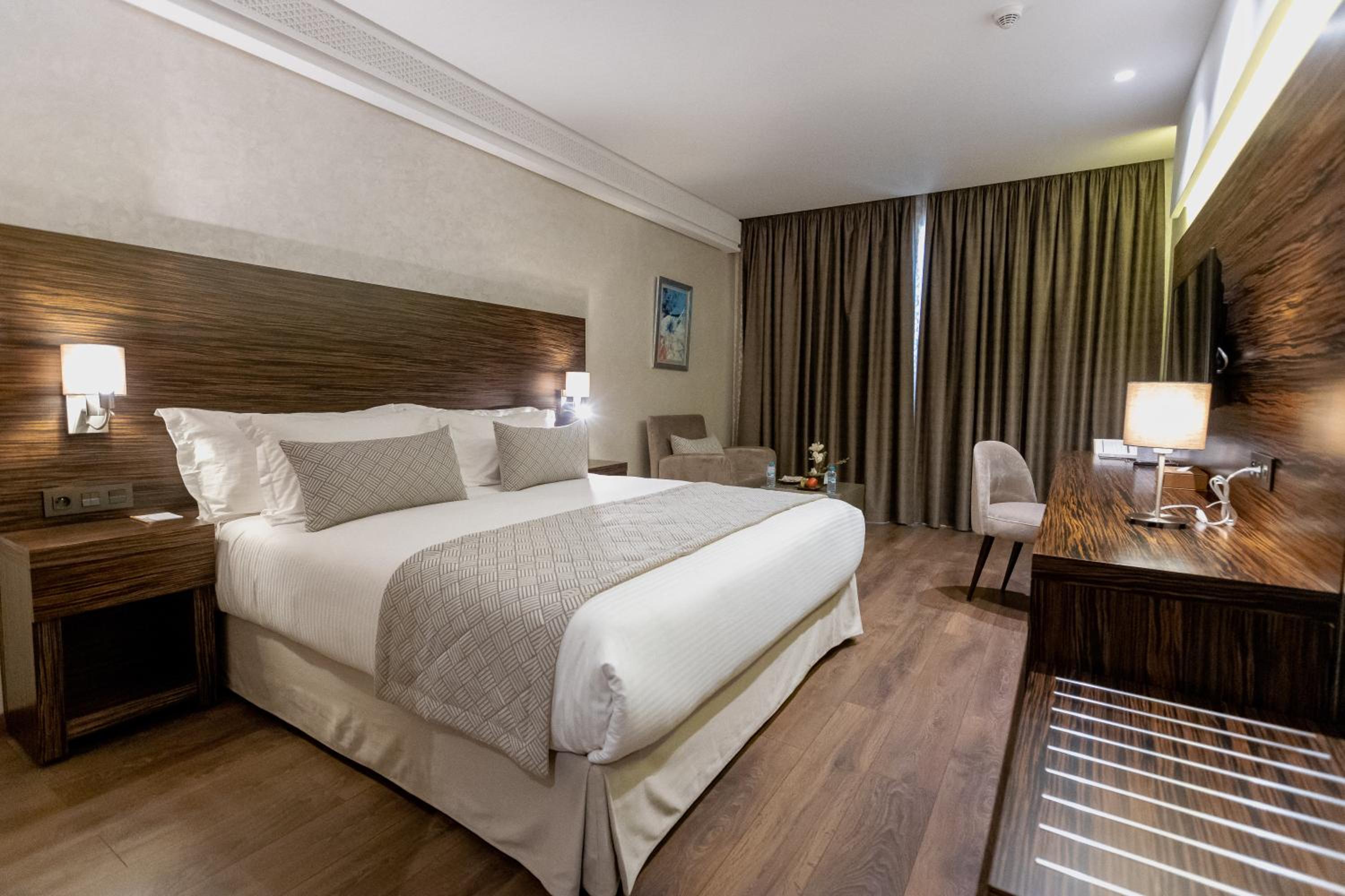 Deluxe Room - Photo 12