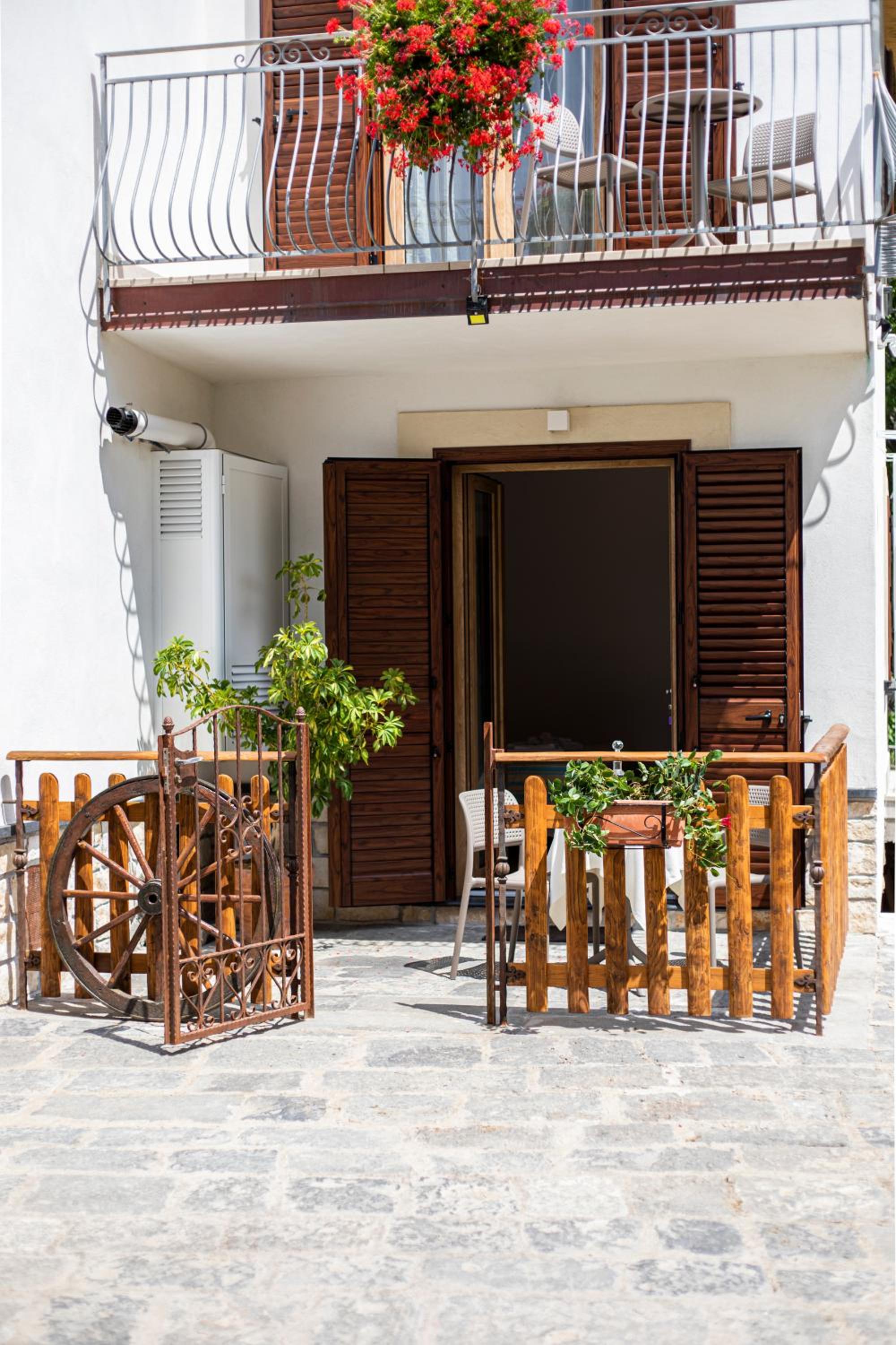 Double or Twin Room with Terrace - Photo 12