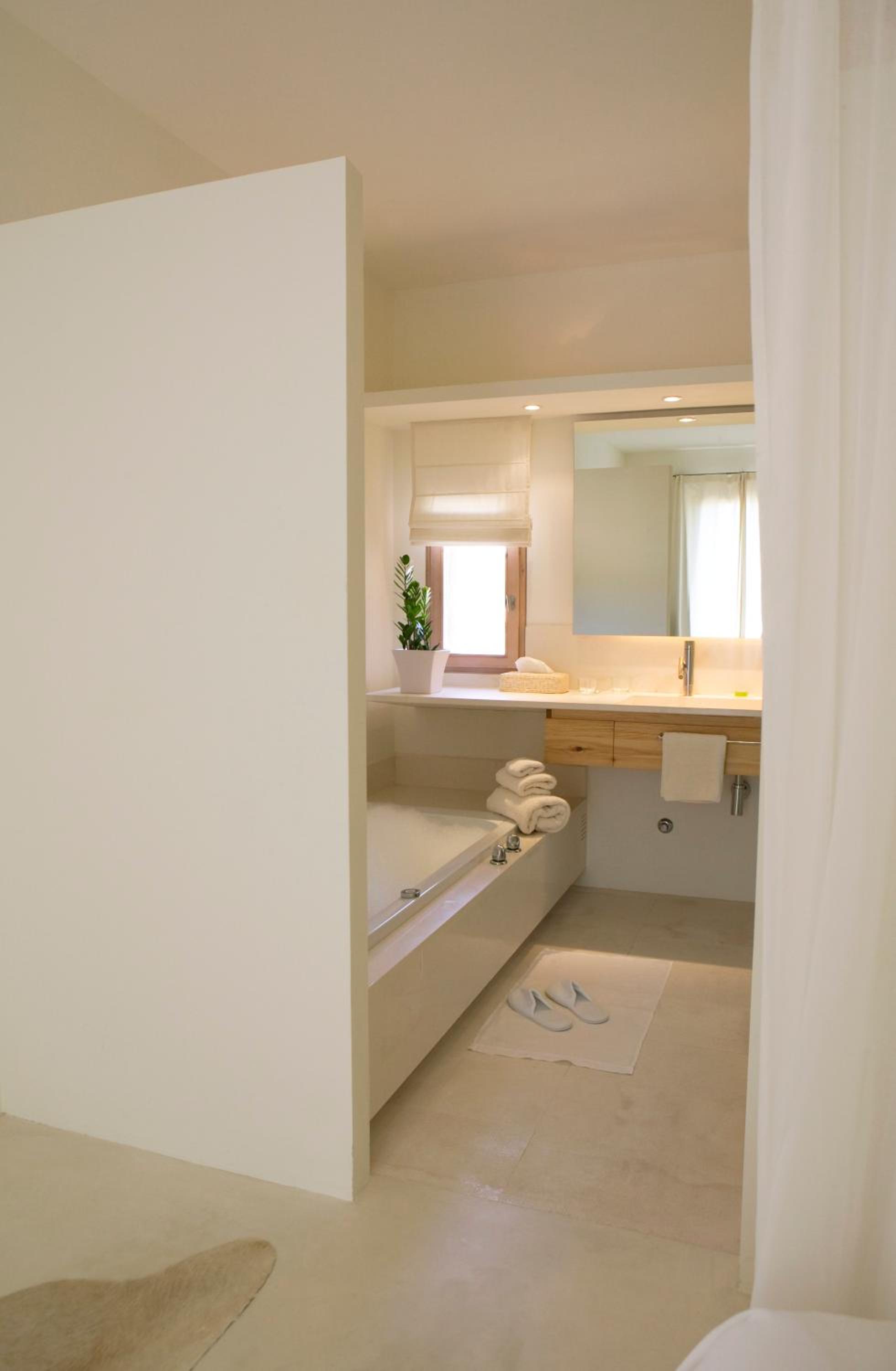 Deluxe Suite with Spa Bath Deluxe Suite with Spa Bath