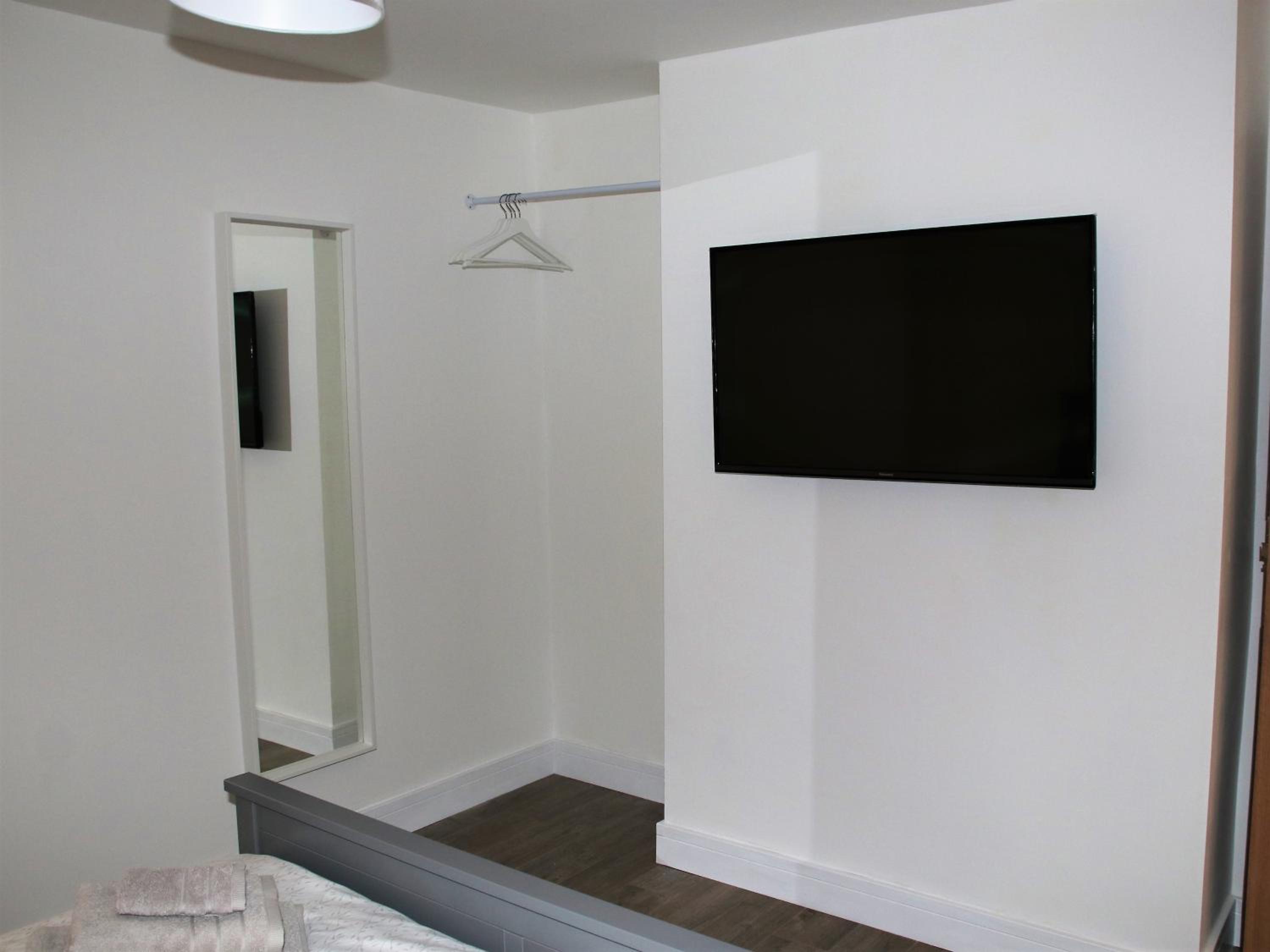Deluxe Double Room with Shower - Photo 5