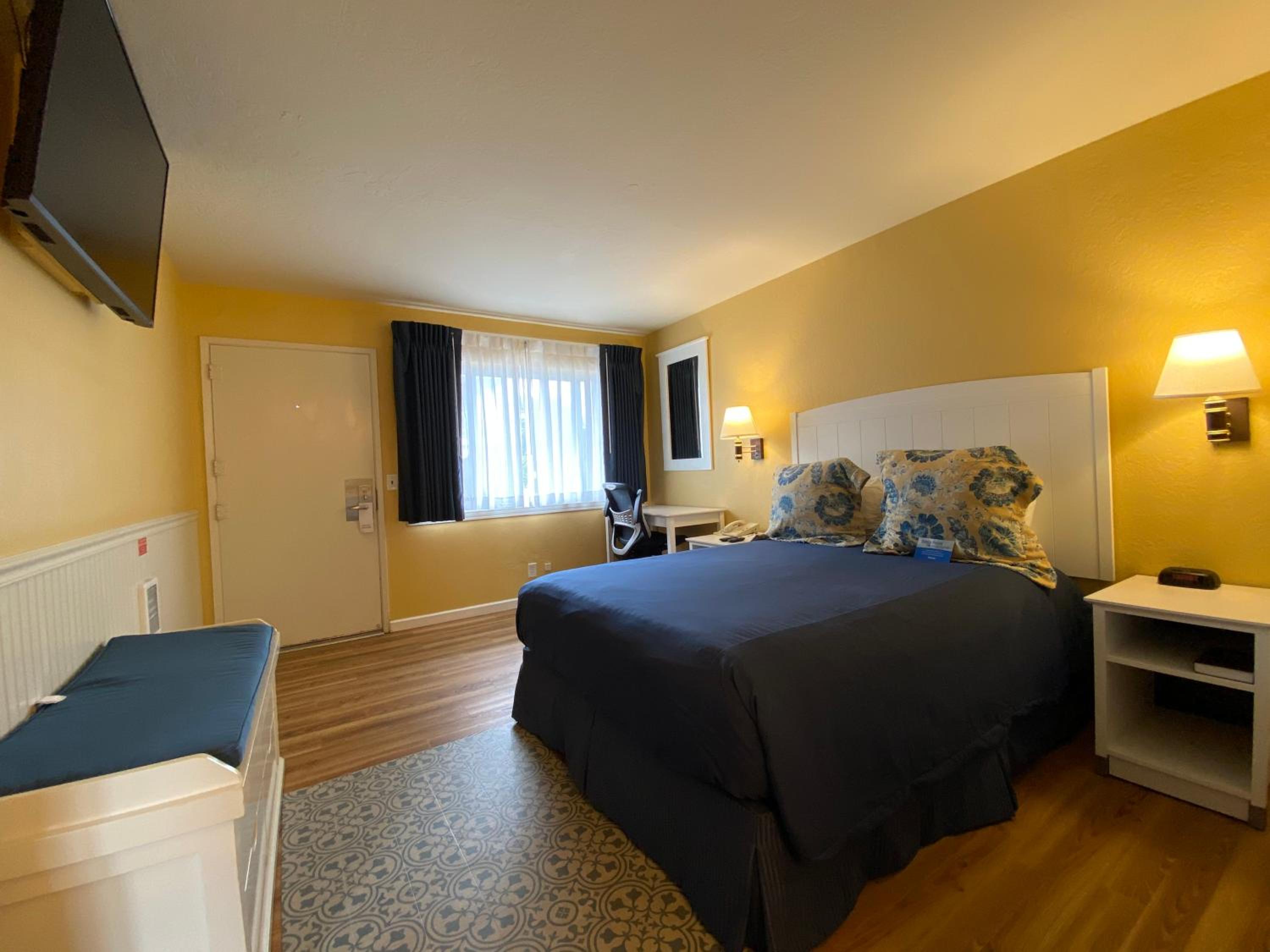 Queen Room Pet Friendly - Photo 1
