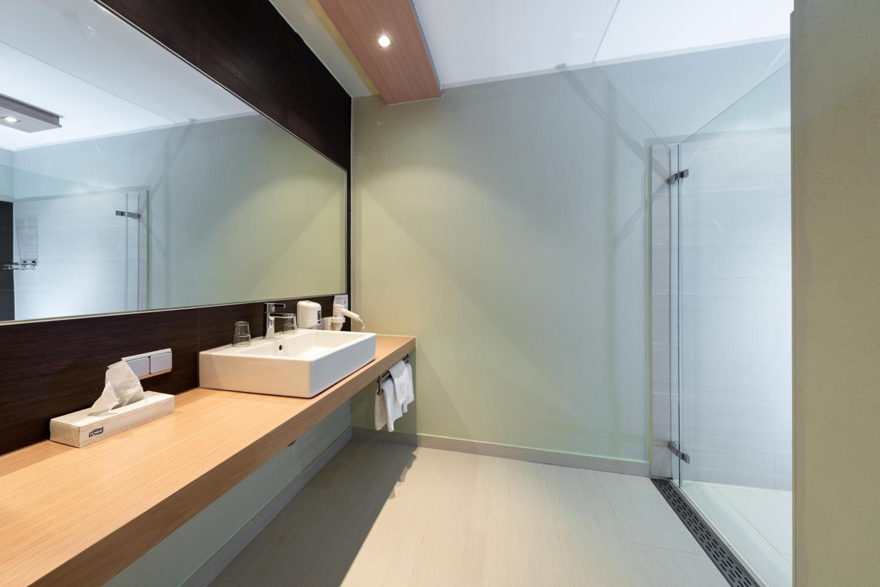 Deluxe Double Room with Balcony - Photo 9