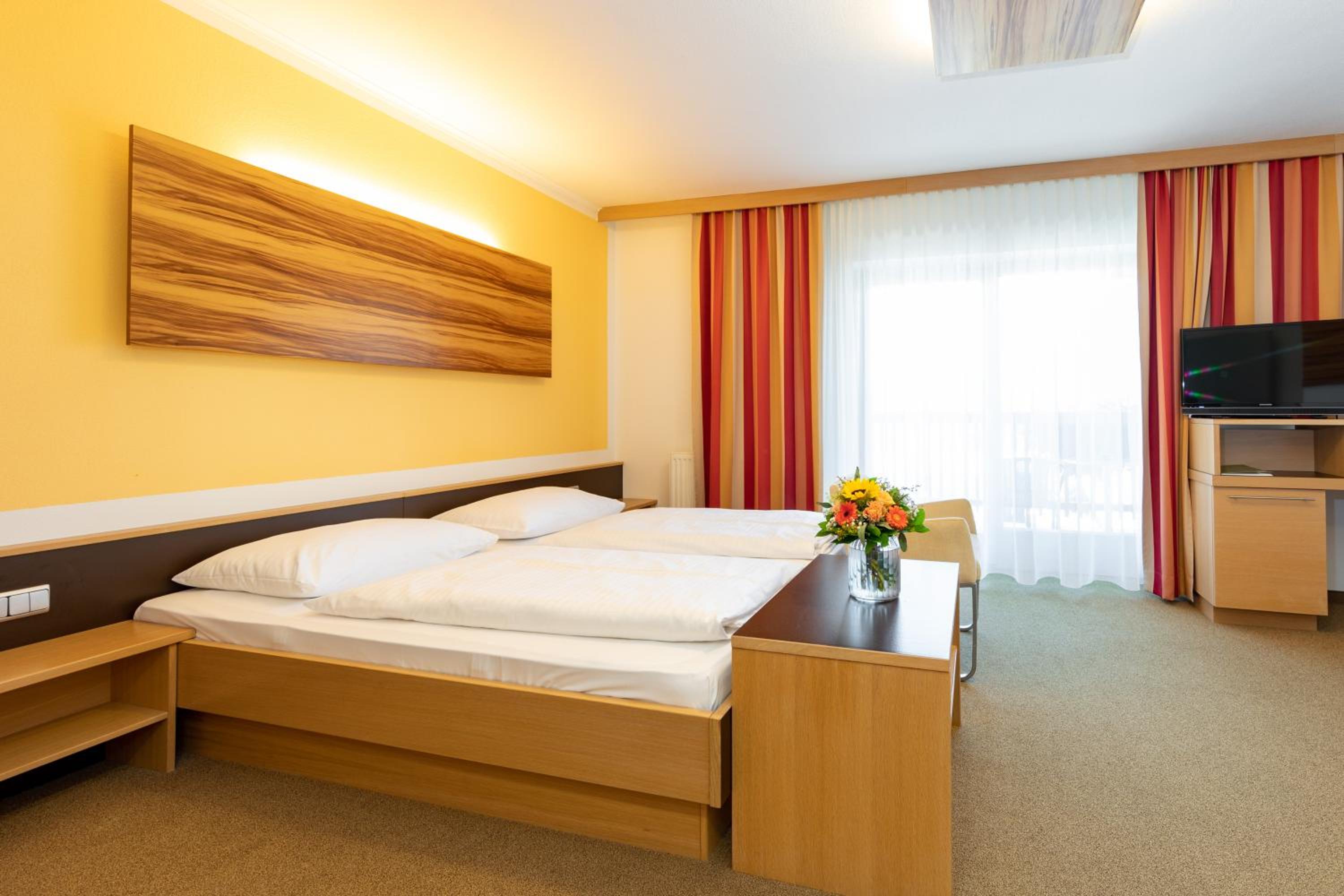 Deluxe Double Room with Balcony - Photo 6