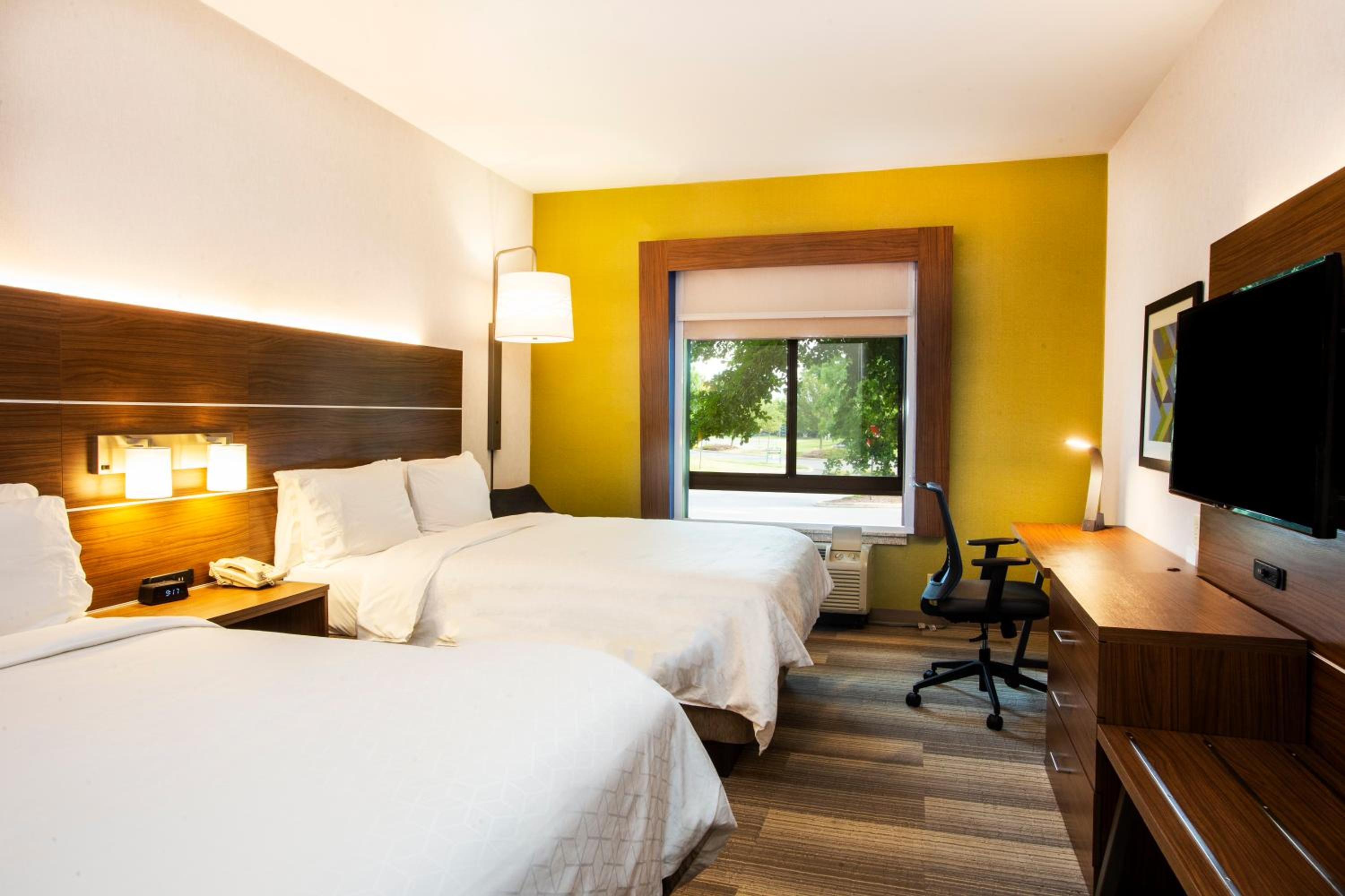Standard Queen Room with Two Queen Beds - Photo 4
