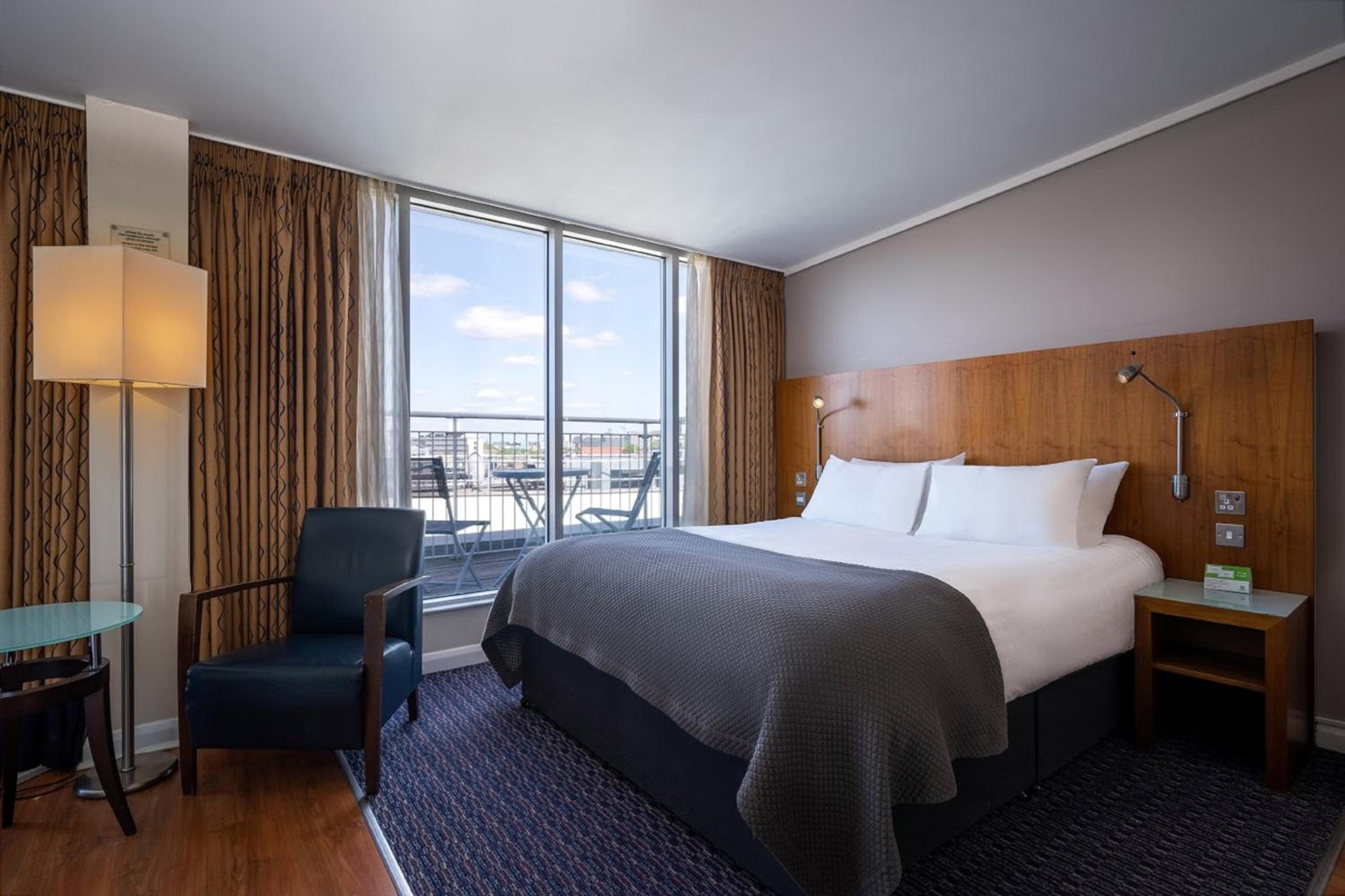 Premium Queen Room with sofa bed photo 3