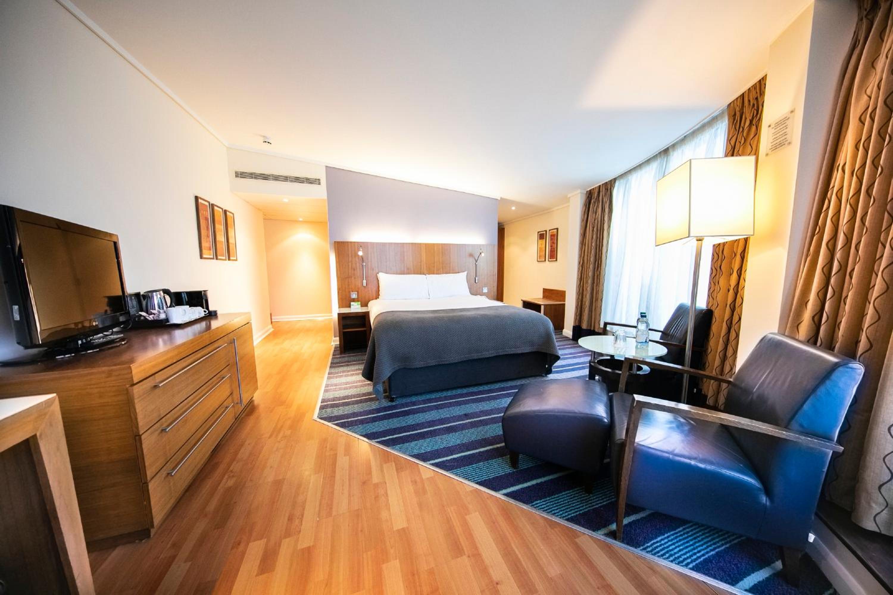 Premium King Room with Balcony photo 2