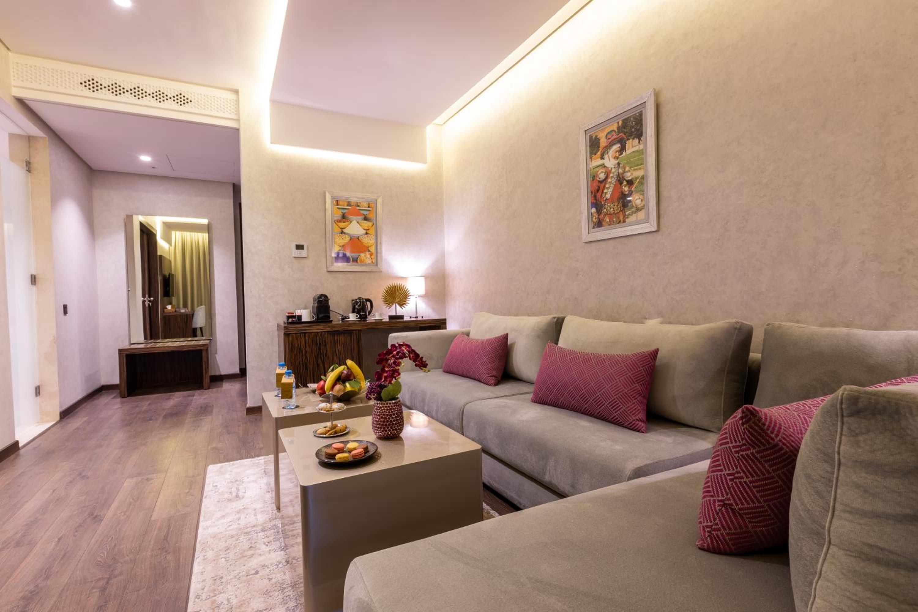 Deluxe King Suite - Photo 18