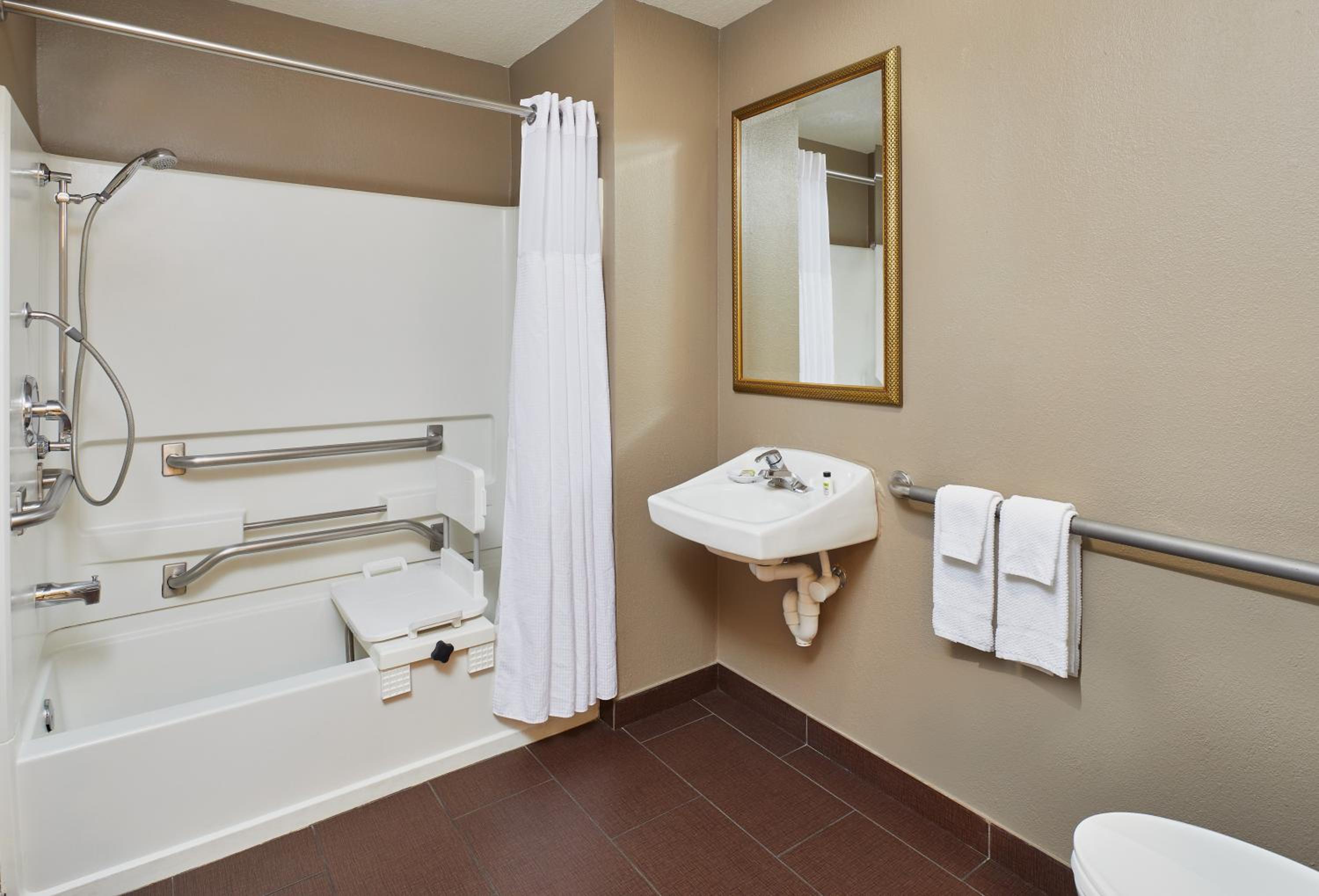 One-Bedroom Suite with King Bed Mobility Access Tub - Non-Smoking thumbnail 6