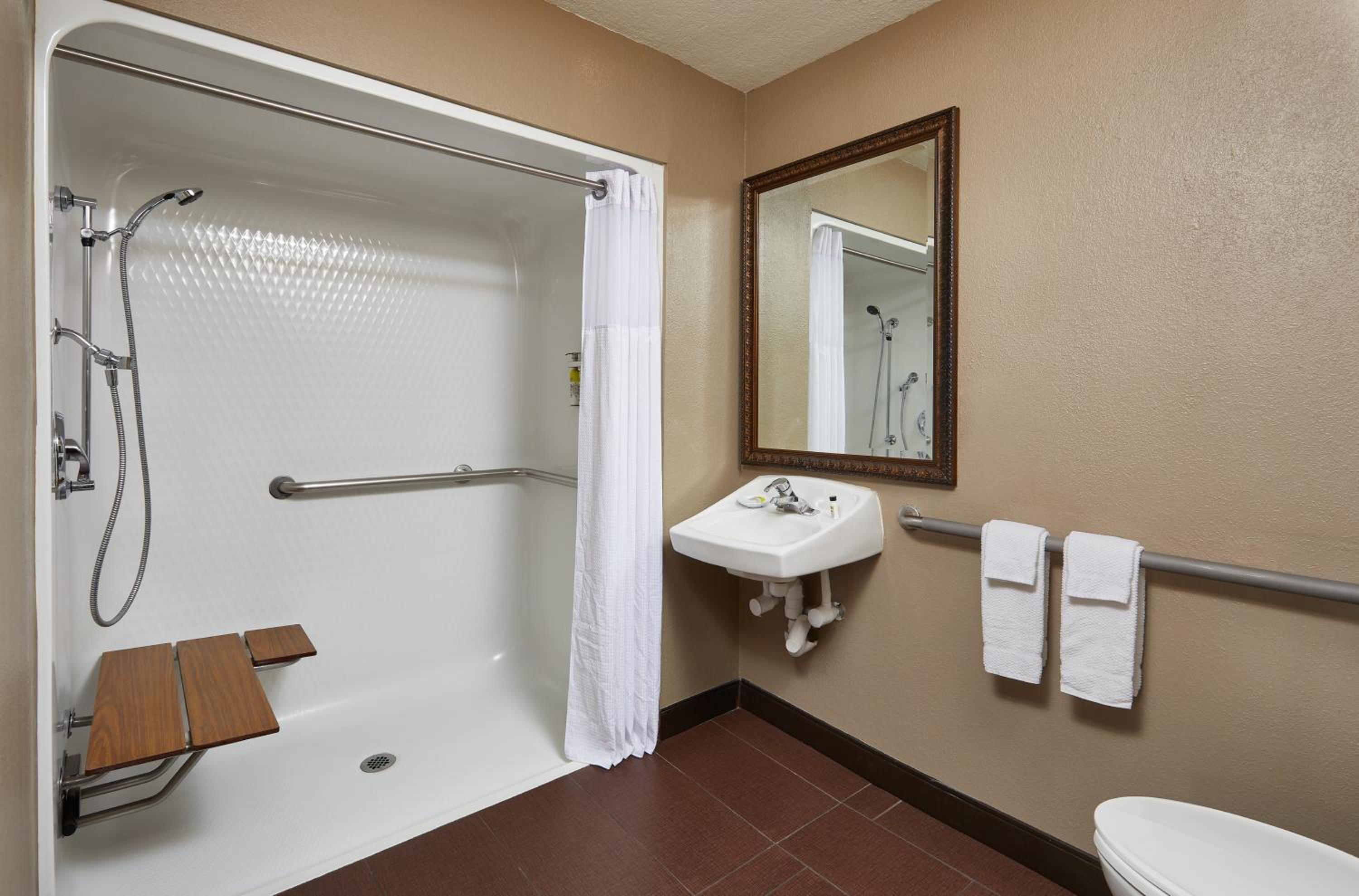 One-Bedroom Queen Room with Accessible Roll In Shower - Non-Smoking thumbnail 6