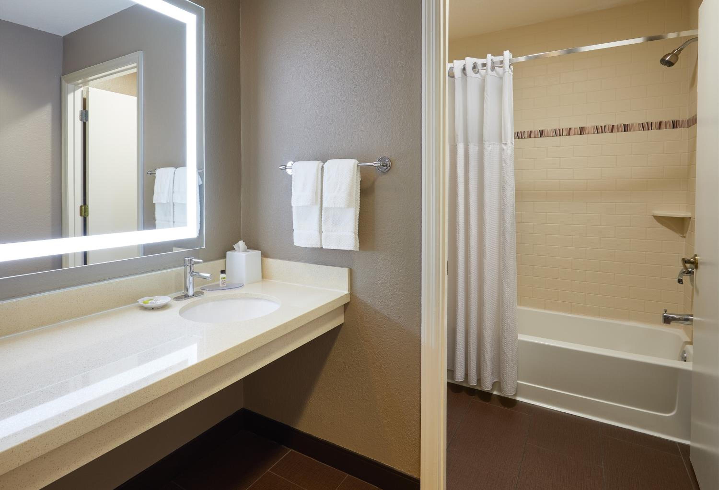 Queen Room with Two Queen Beds - Mobility Access Tub/Non-Smoking