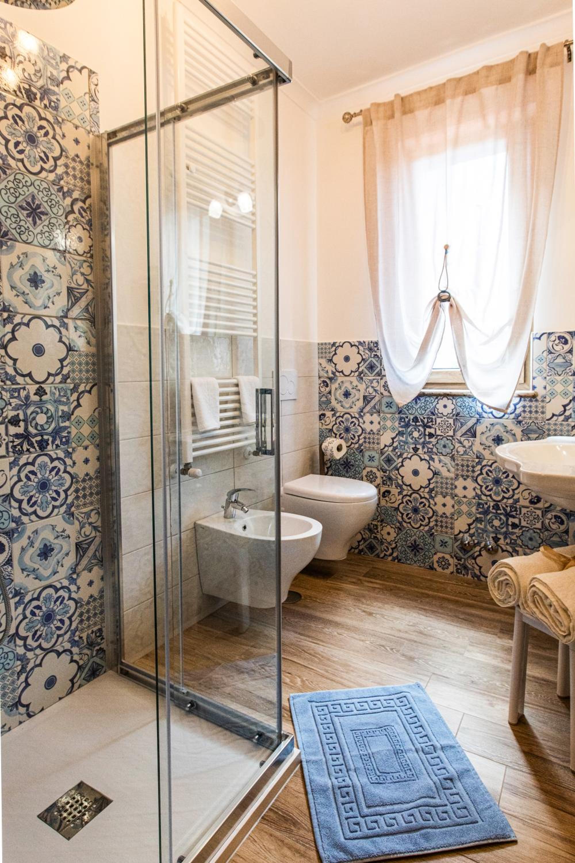 Triple Room with Balcony - Photo 15
