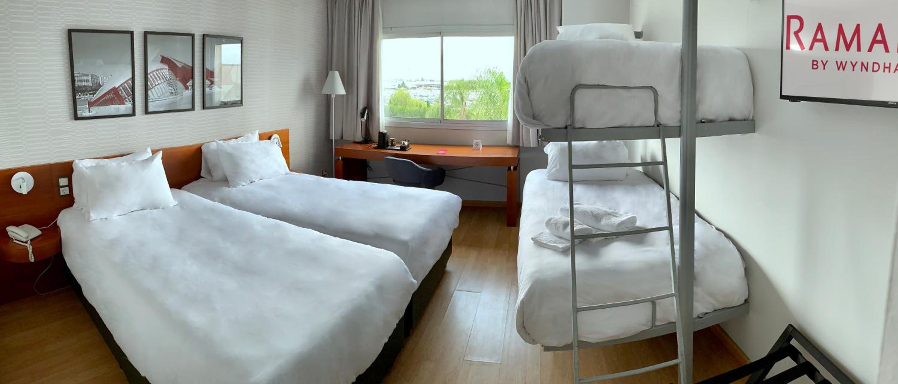 Habitación Familiar con Vista a la Piscina - No Fumadores