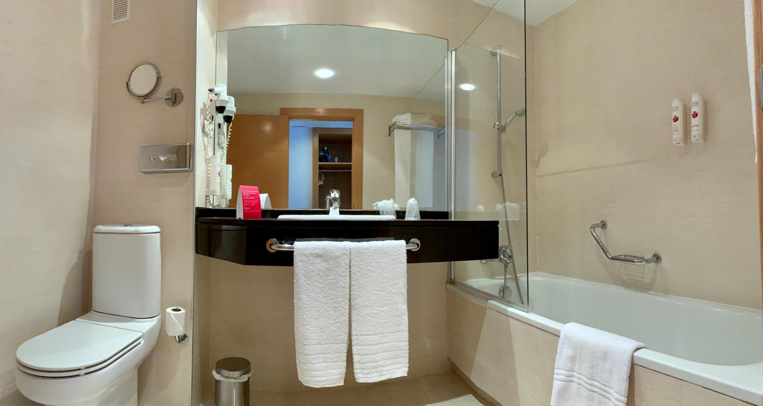 Twin Room - Non-Smoking photo 2