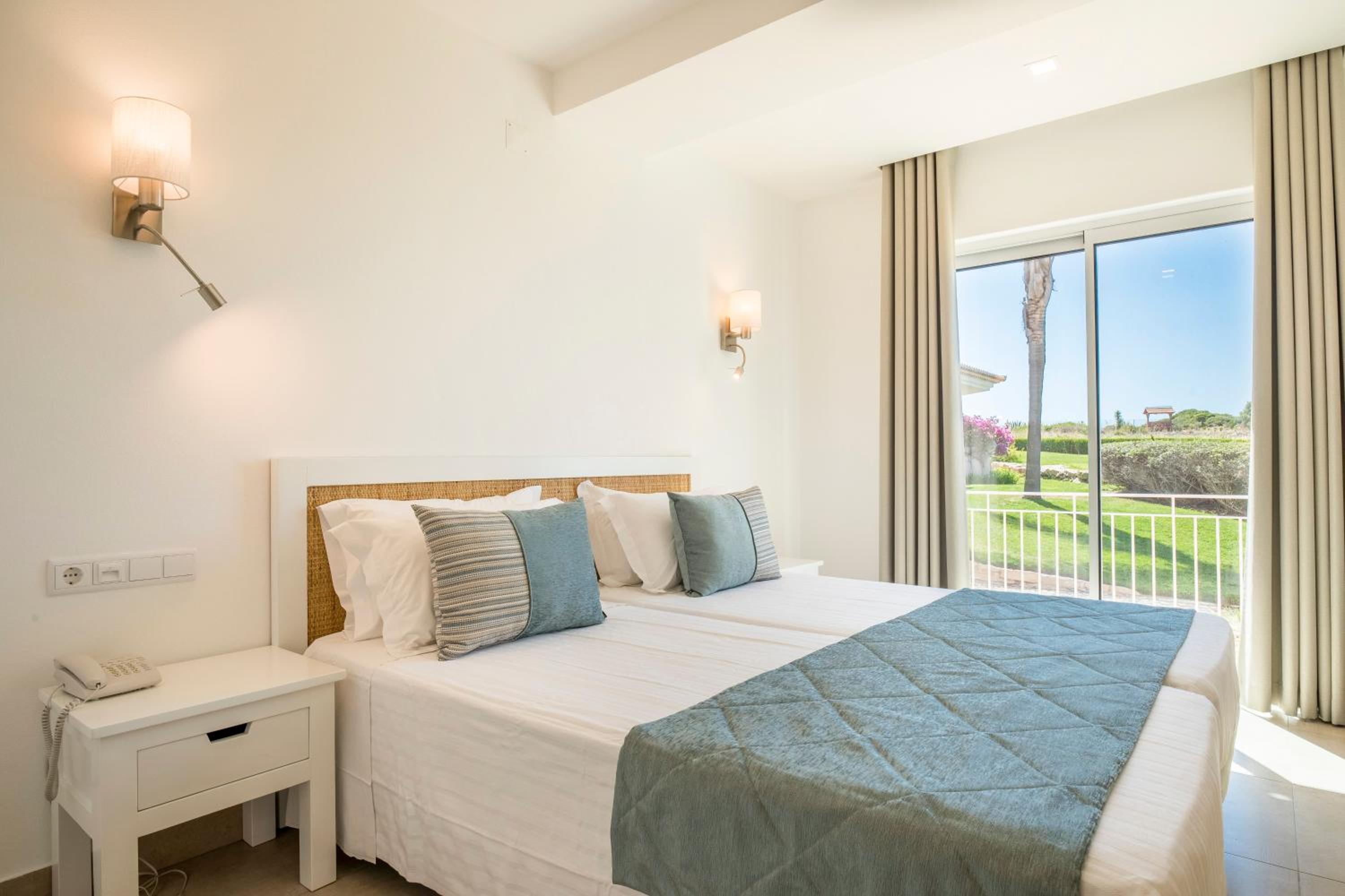 Premium One-Bedroom Apartment with Sea View - Photo 2