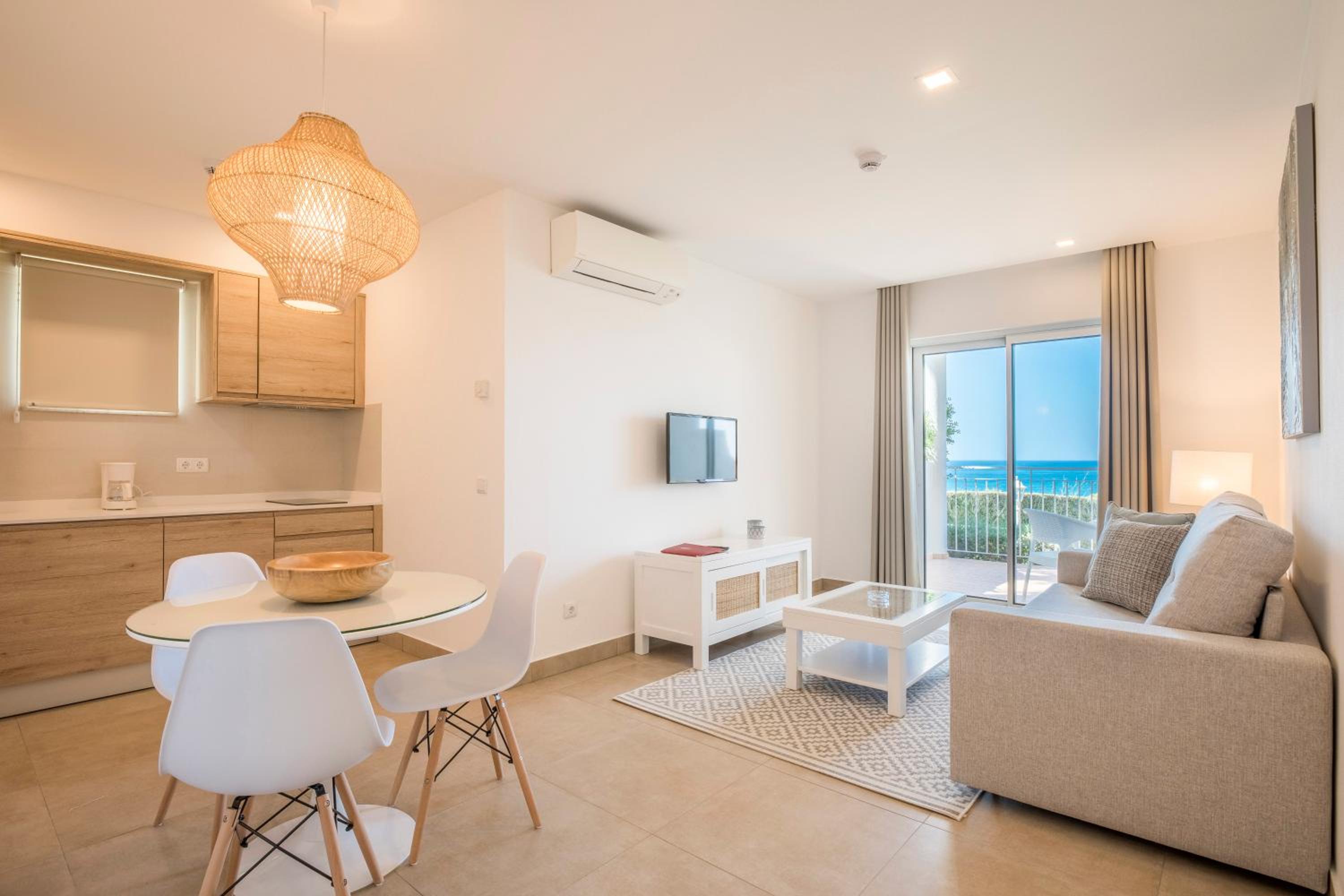 Premium One-Bedroom Apartment with Sea View - Photo 5