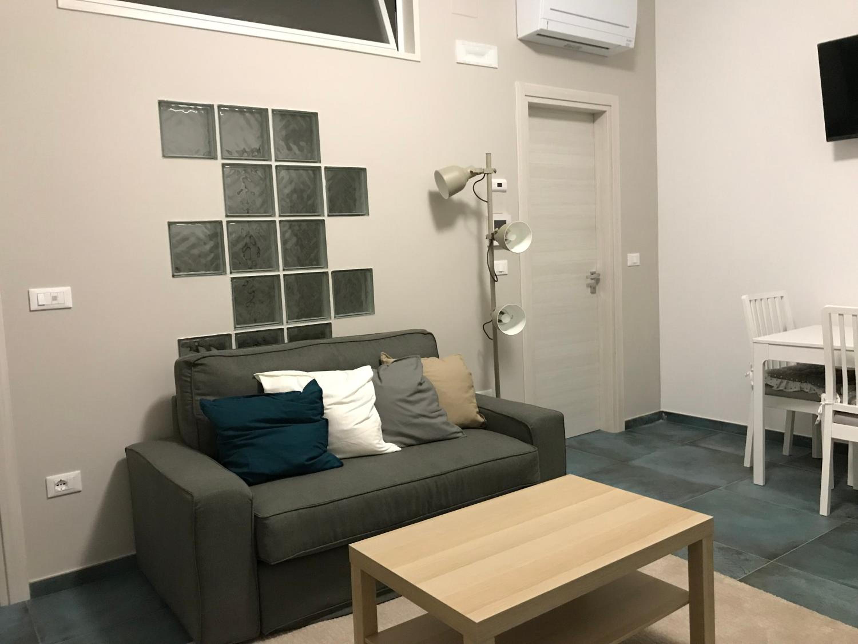 One-Bedroom Apartment - Photo 2