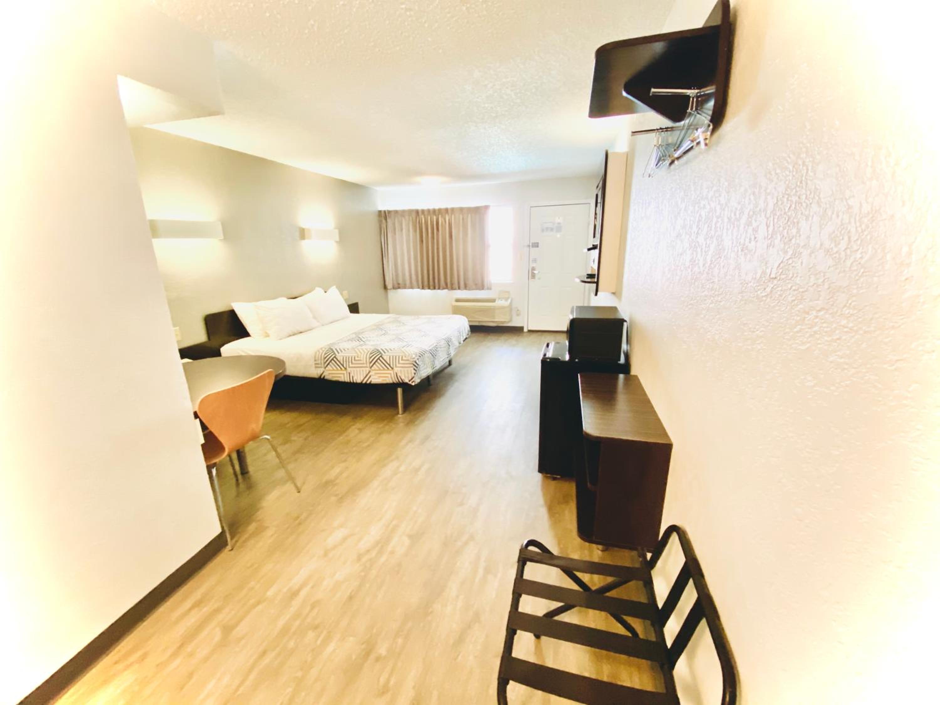 King Room - Non-Smoking - Photo 2