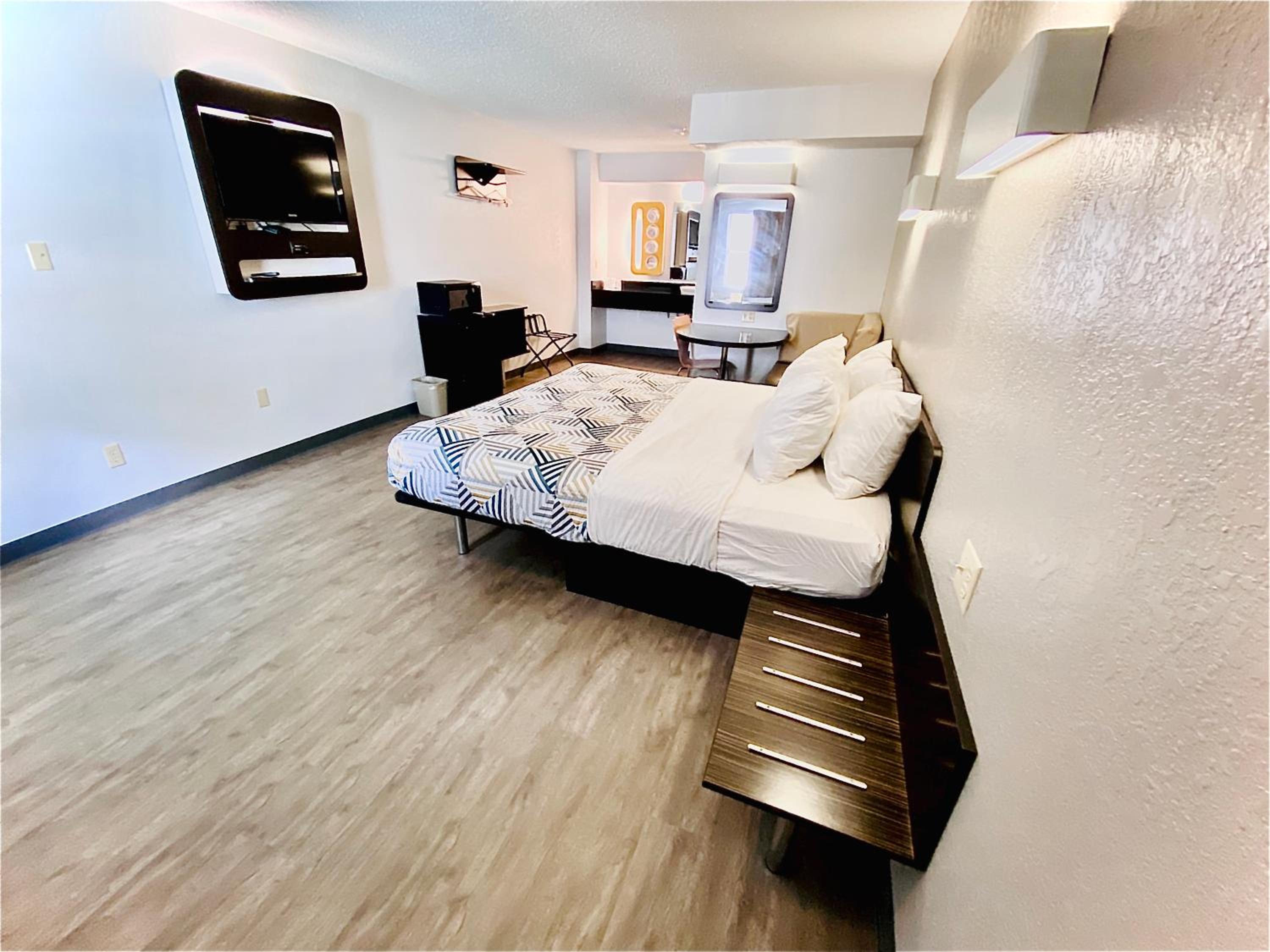 King Room - Non-Smoking - Photo 6