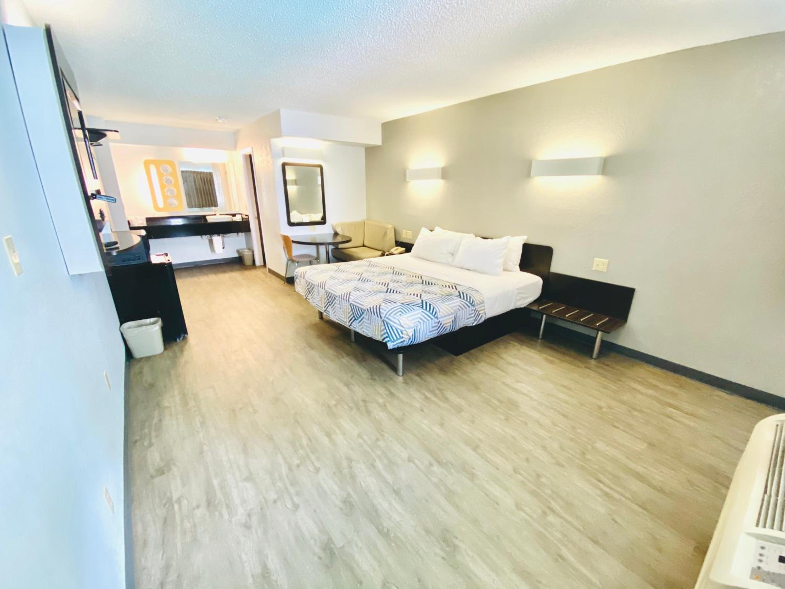 King Room - Non-Smoking - Photo 1