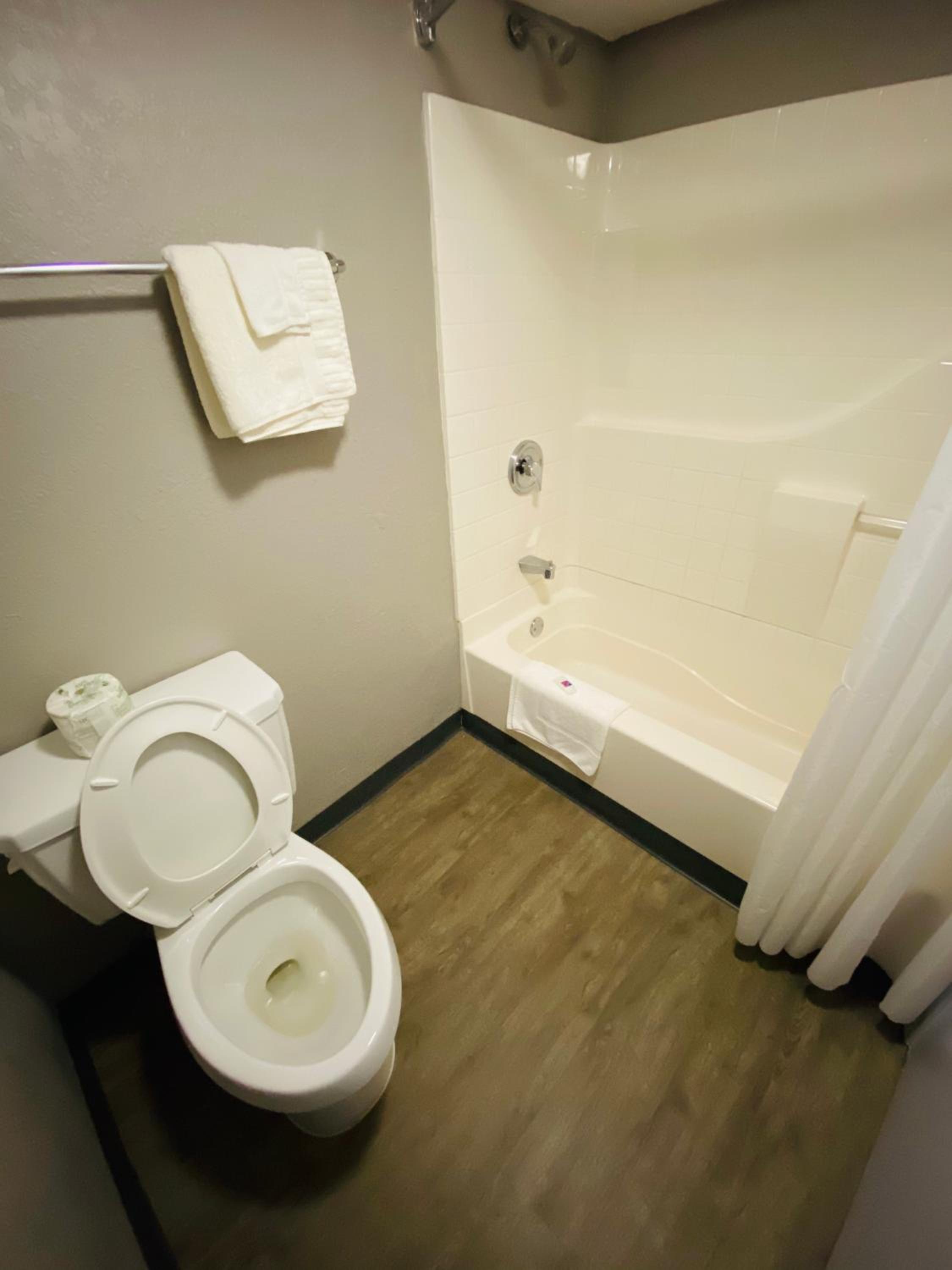 King Room - Non-Smoking - Photo 5