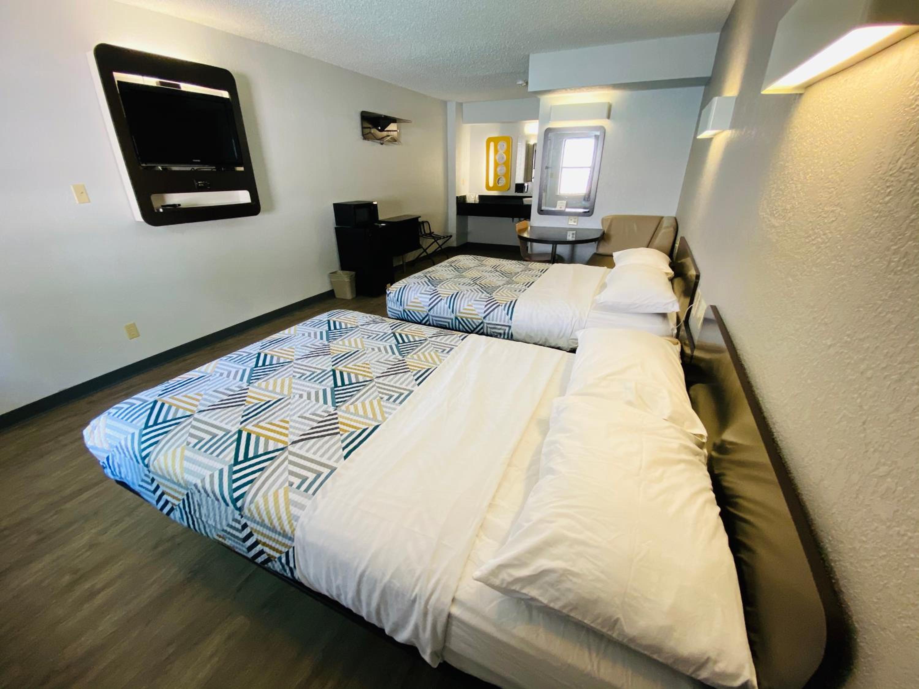 Quadruple Room - Non-Smoking - Photo 1