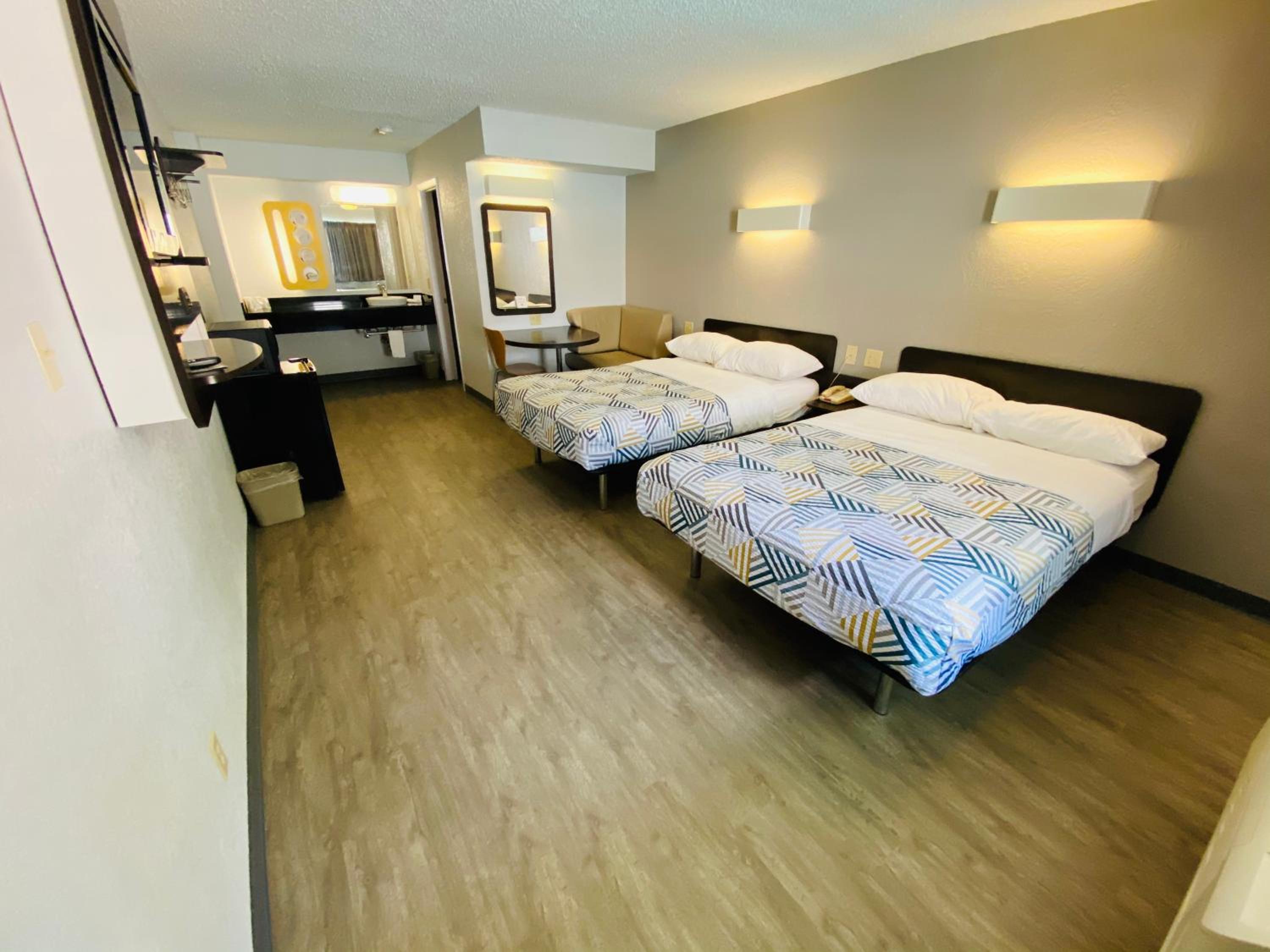 Quadruple Room - Non-Smoking - Photo 4
