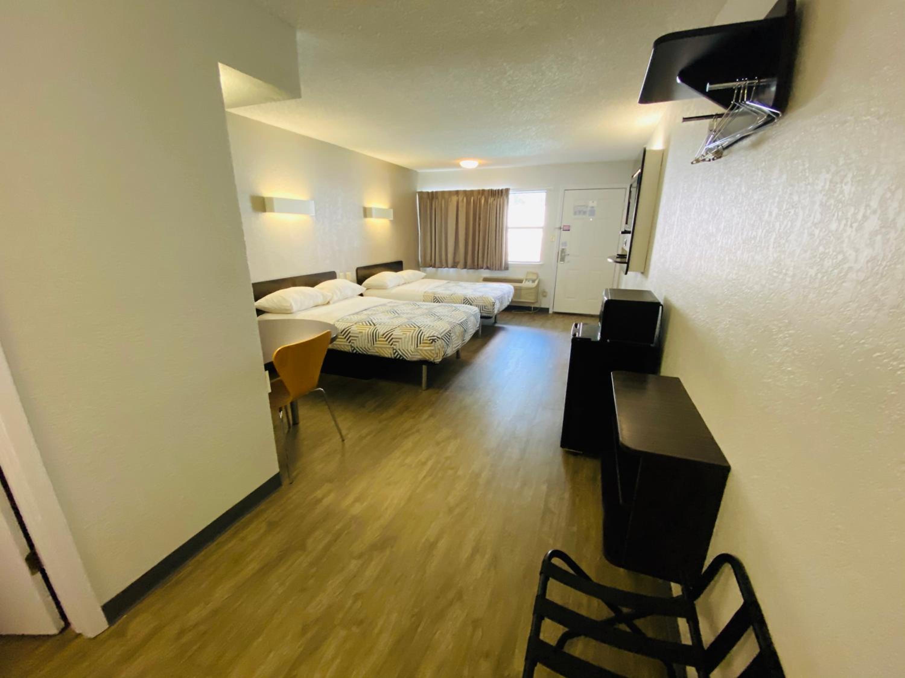 Quadruple Room - Non-Smoking - Photo 2
