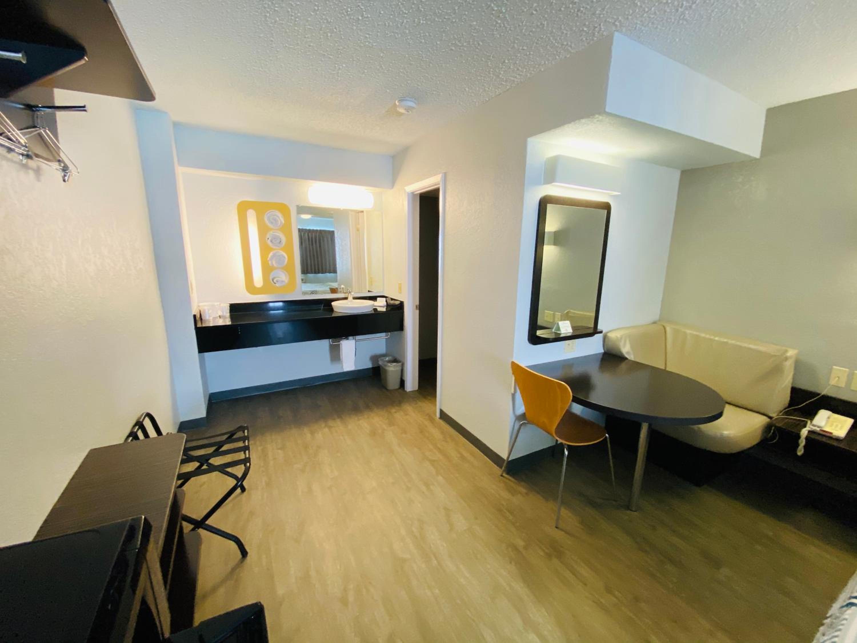 King Room - Non-Smoking - Photo 4