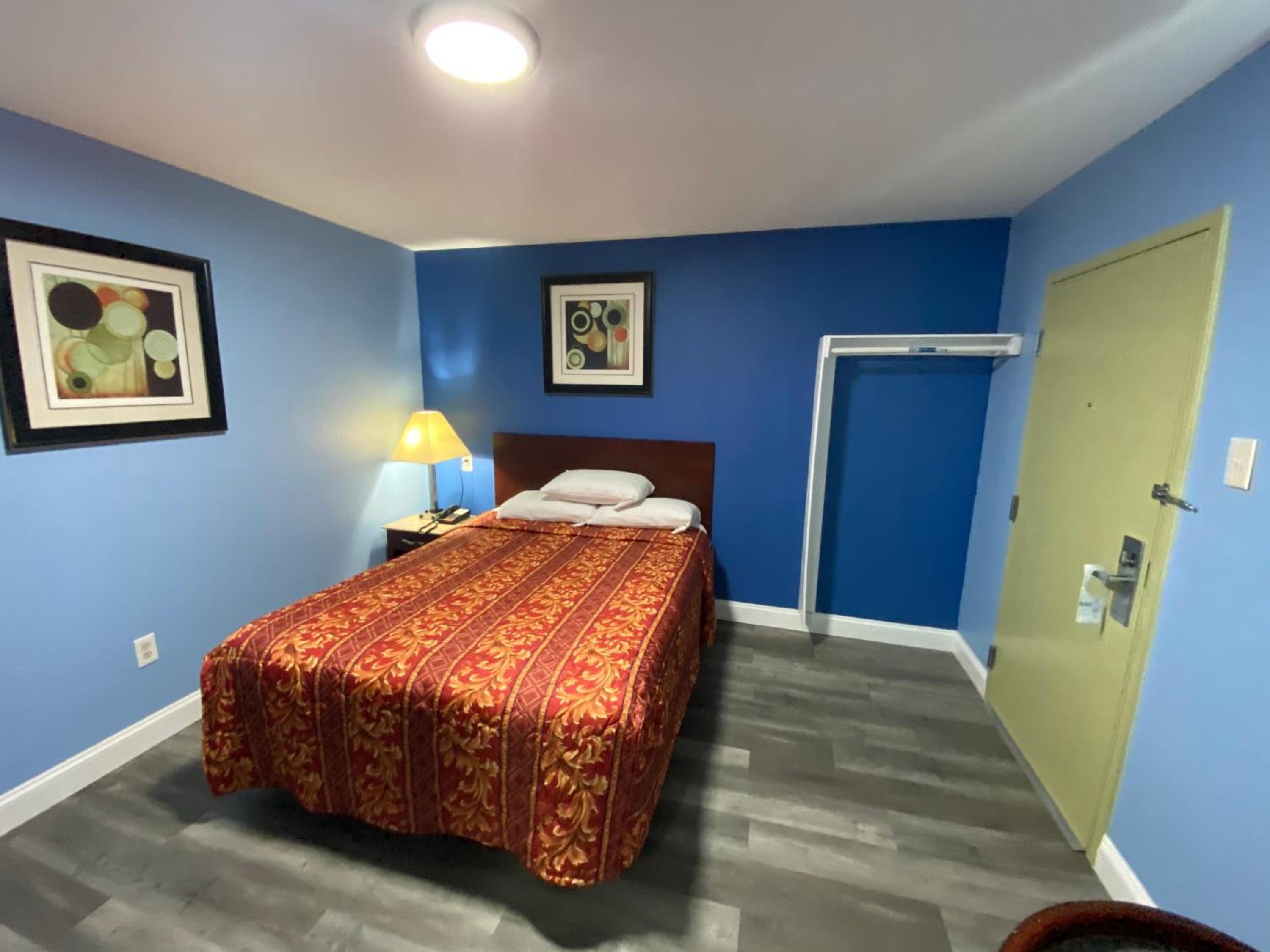 Queen Room - Non-Smoking photo 3