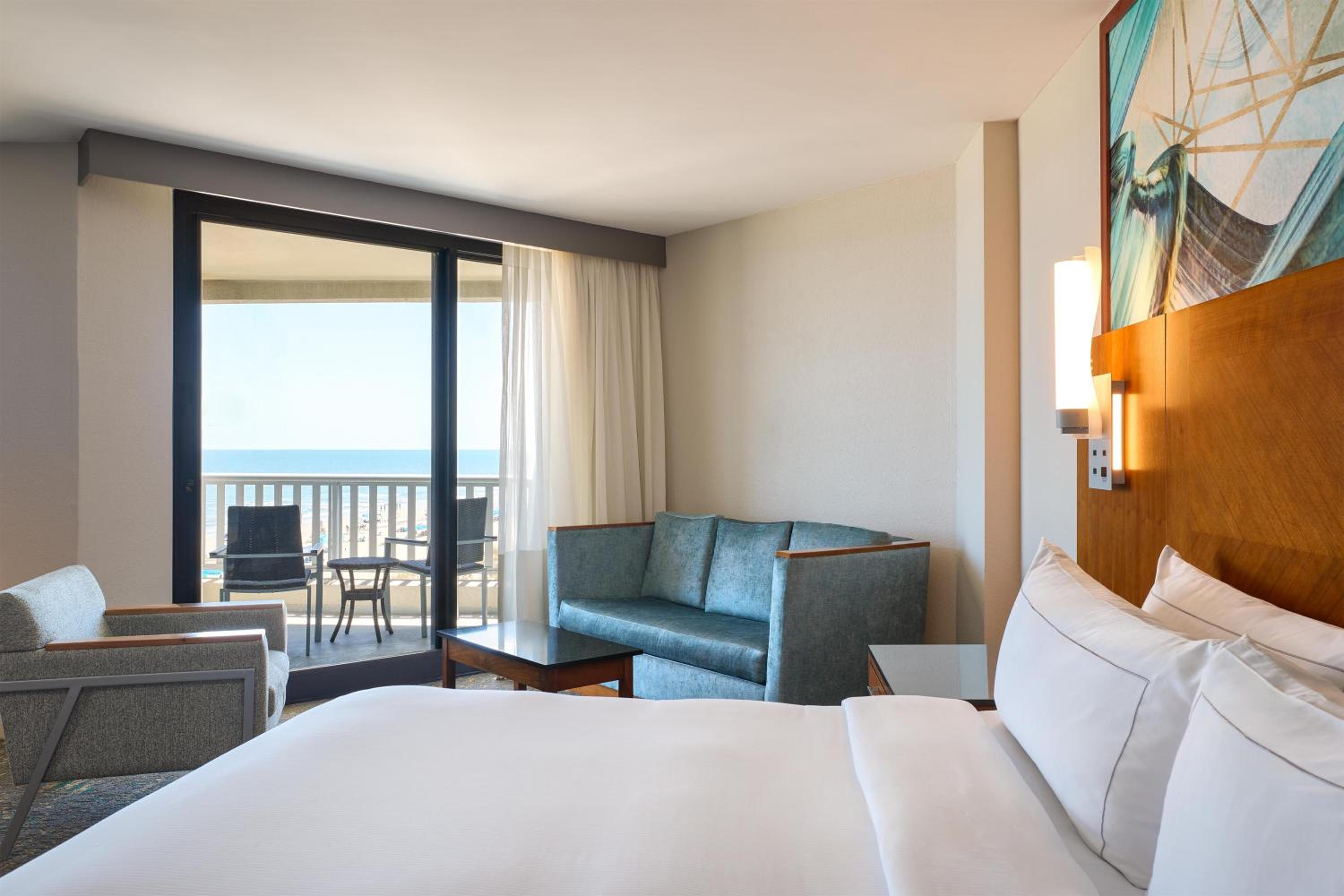 Corner King Room with Sofa Bed and Oceanfront View thumbnail 6