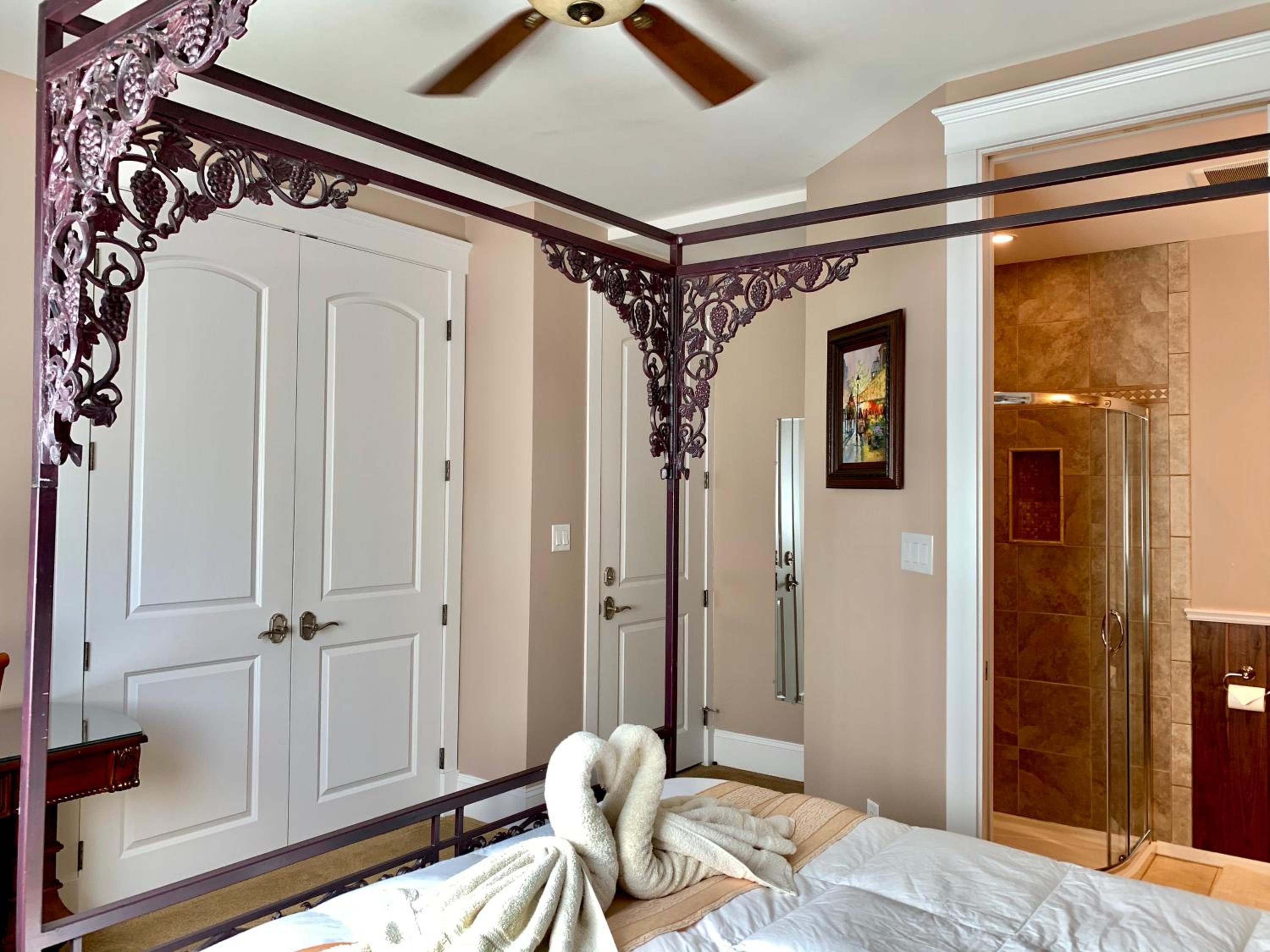 Queen Room photo 2