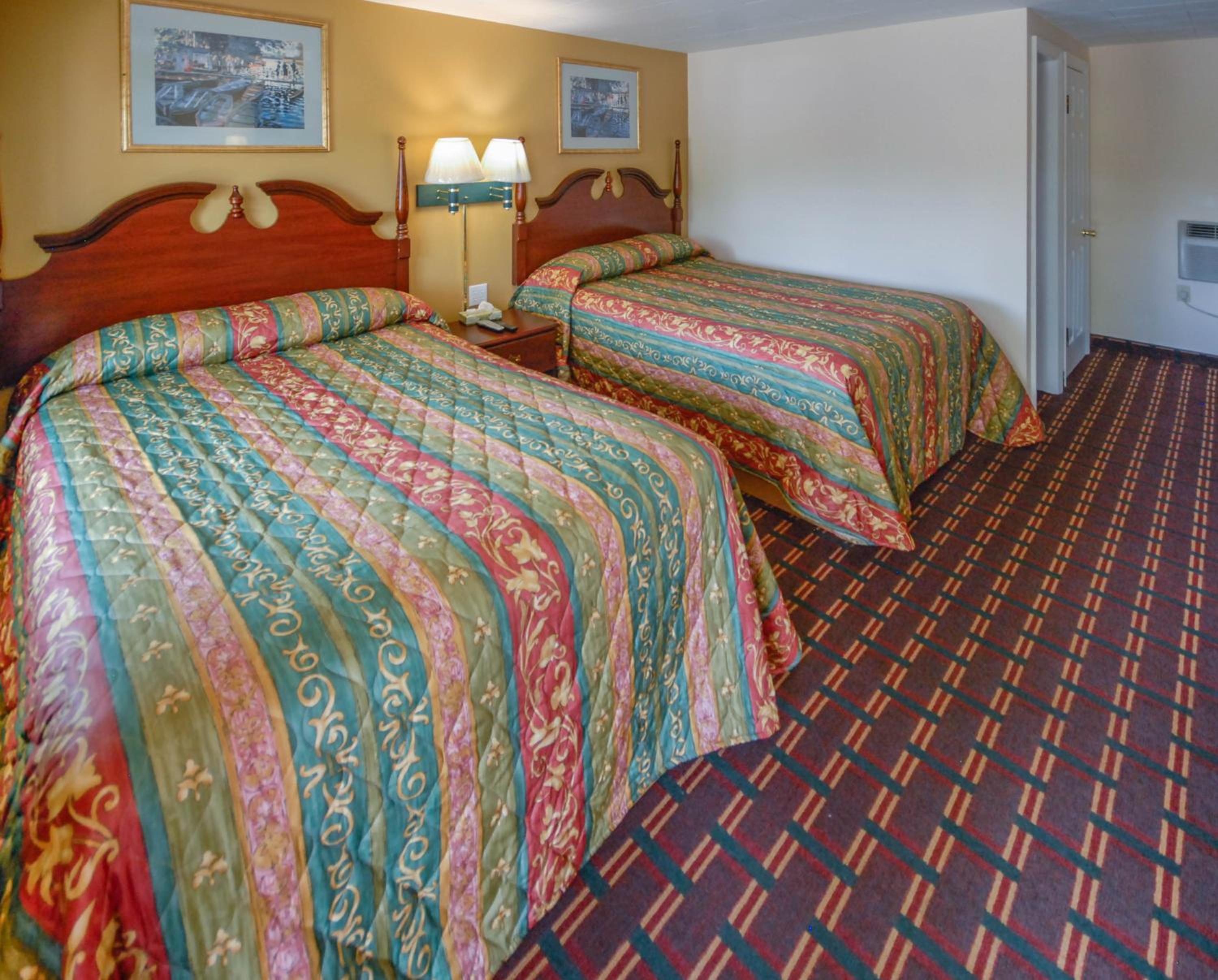 Queen Room with Two Queen Beds photo 3