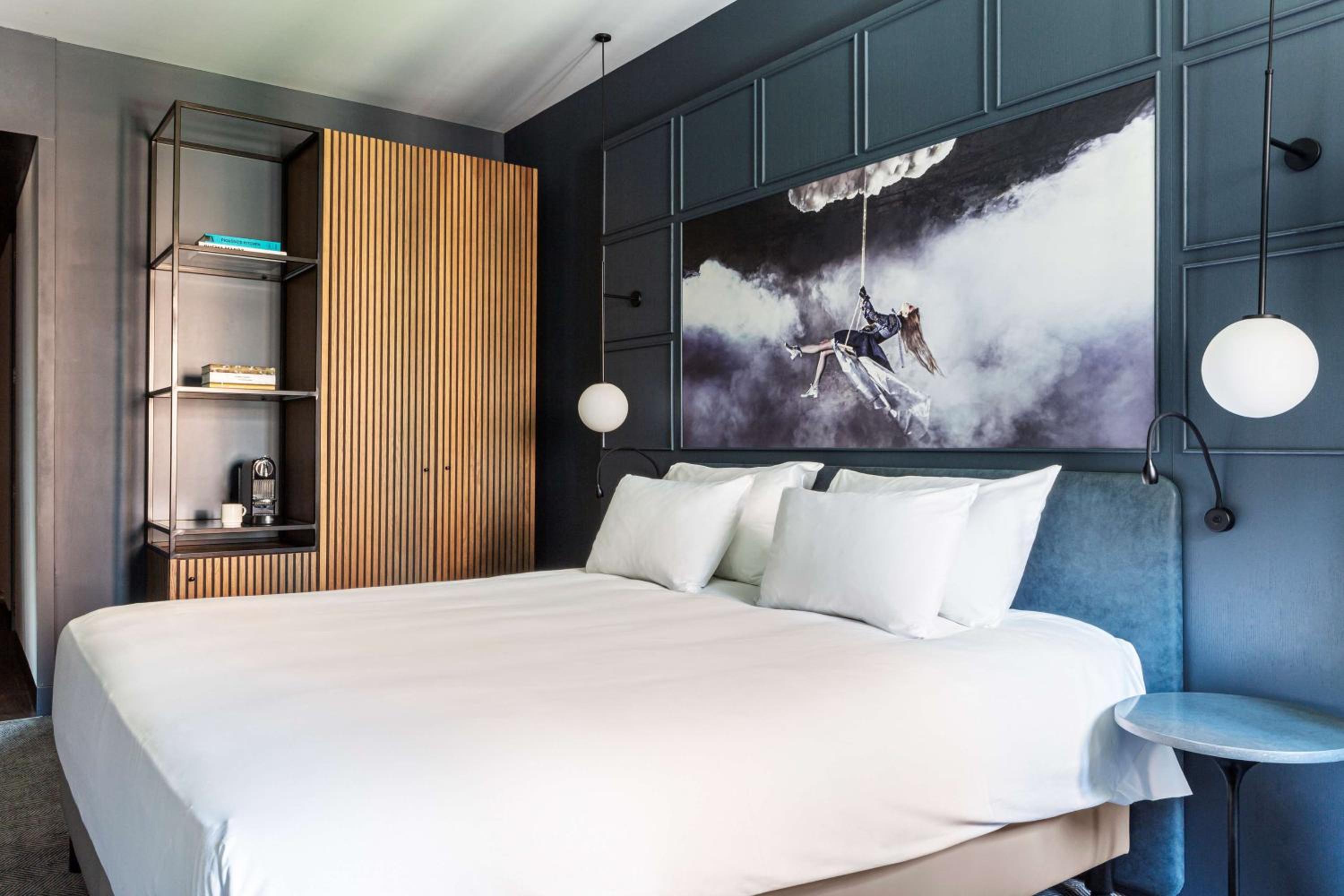 Premium Room with Balcony and Square View - Photo 6