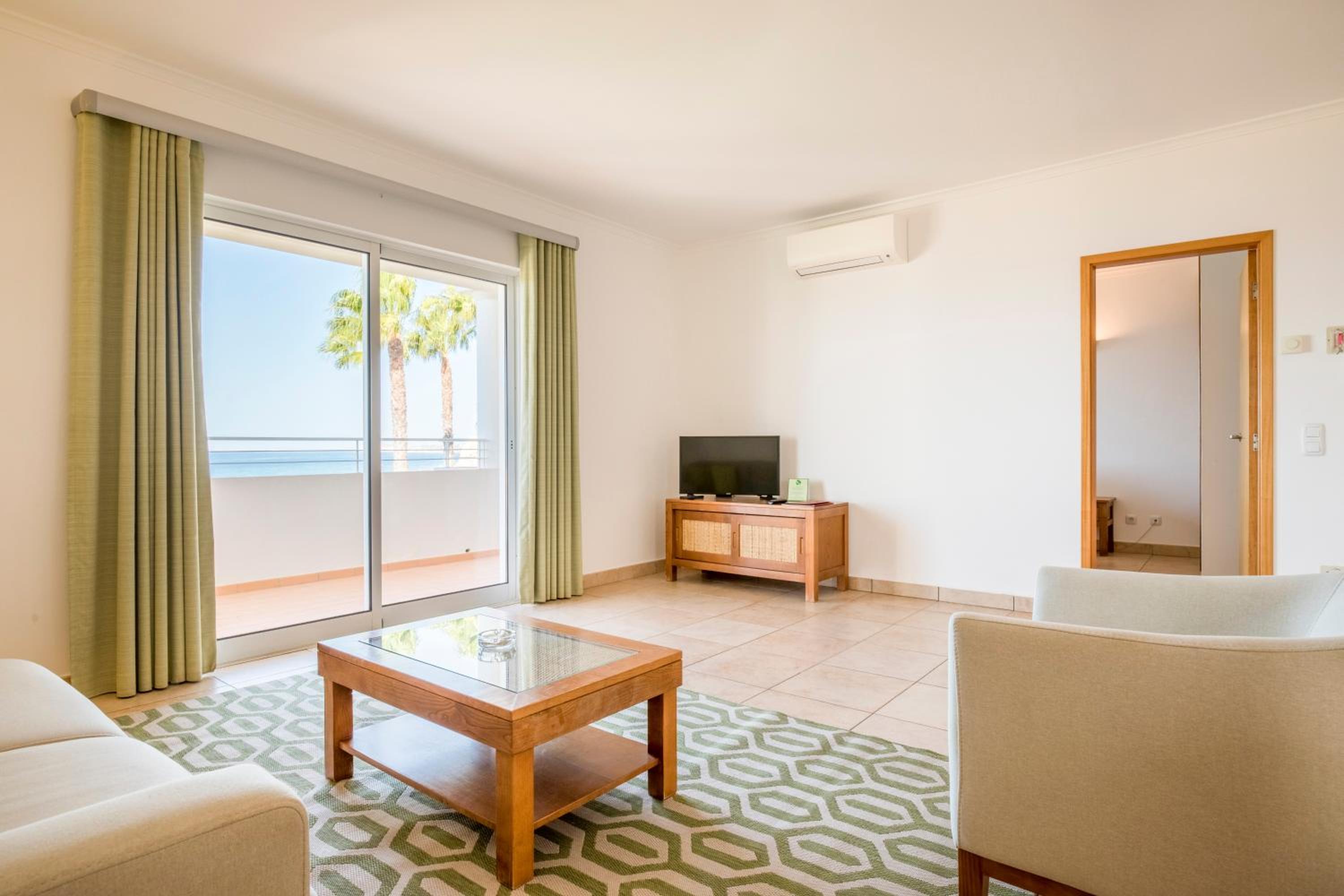 One-Bedroom Apartment with Sea View - Photo 7