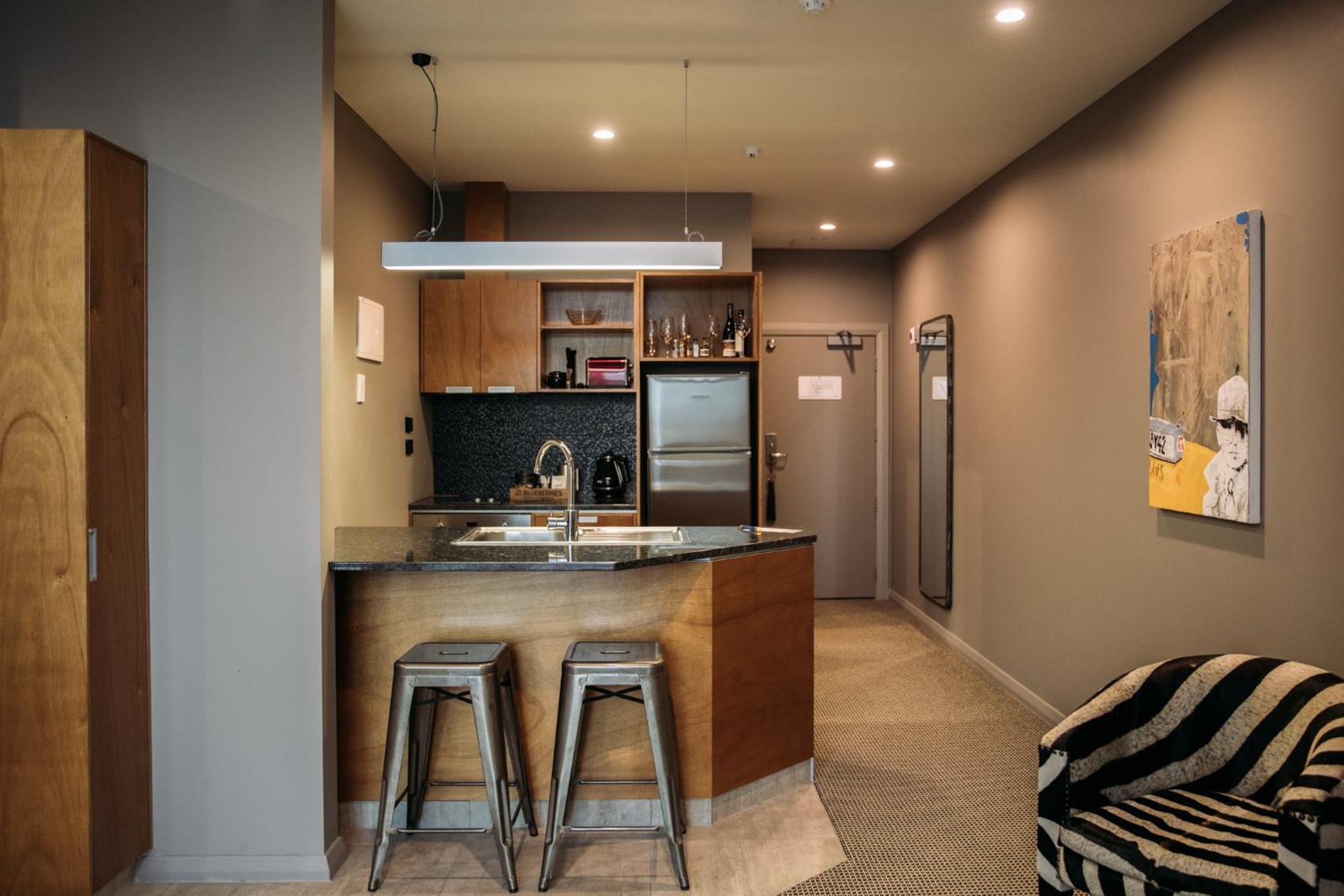 Luxury One-Bedroom Apartment (Queen Victoria Suite)