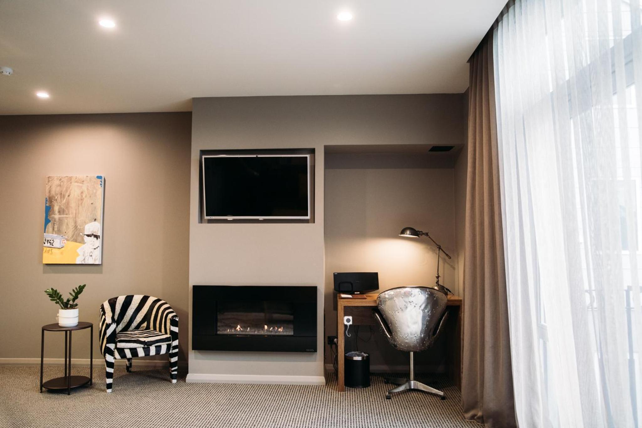 Luxury One-Bedroom Apartment (Queen Victoria Suite)