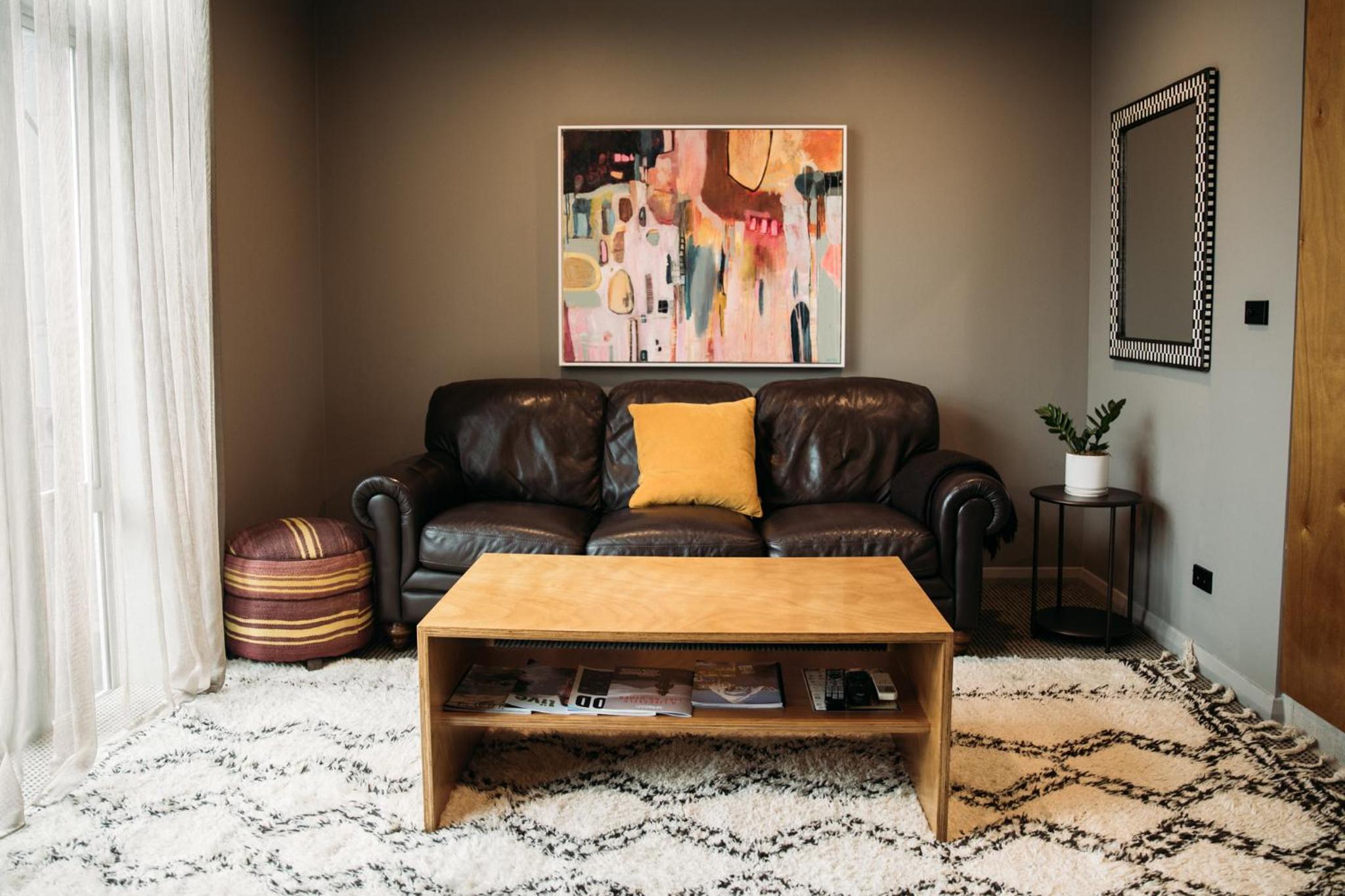 Luxury One-Bedroom Apartment (Queen Victoria Suite)
