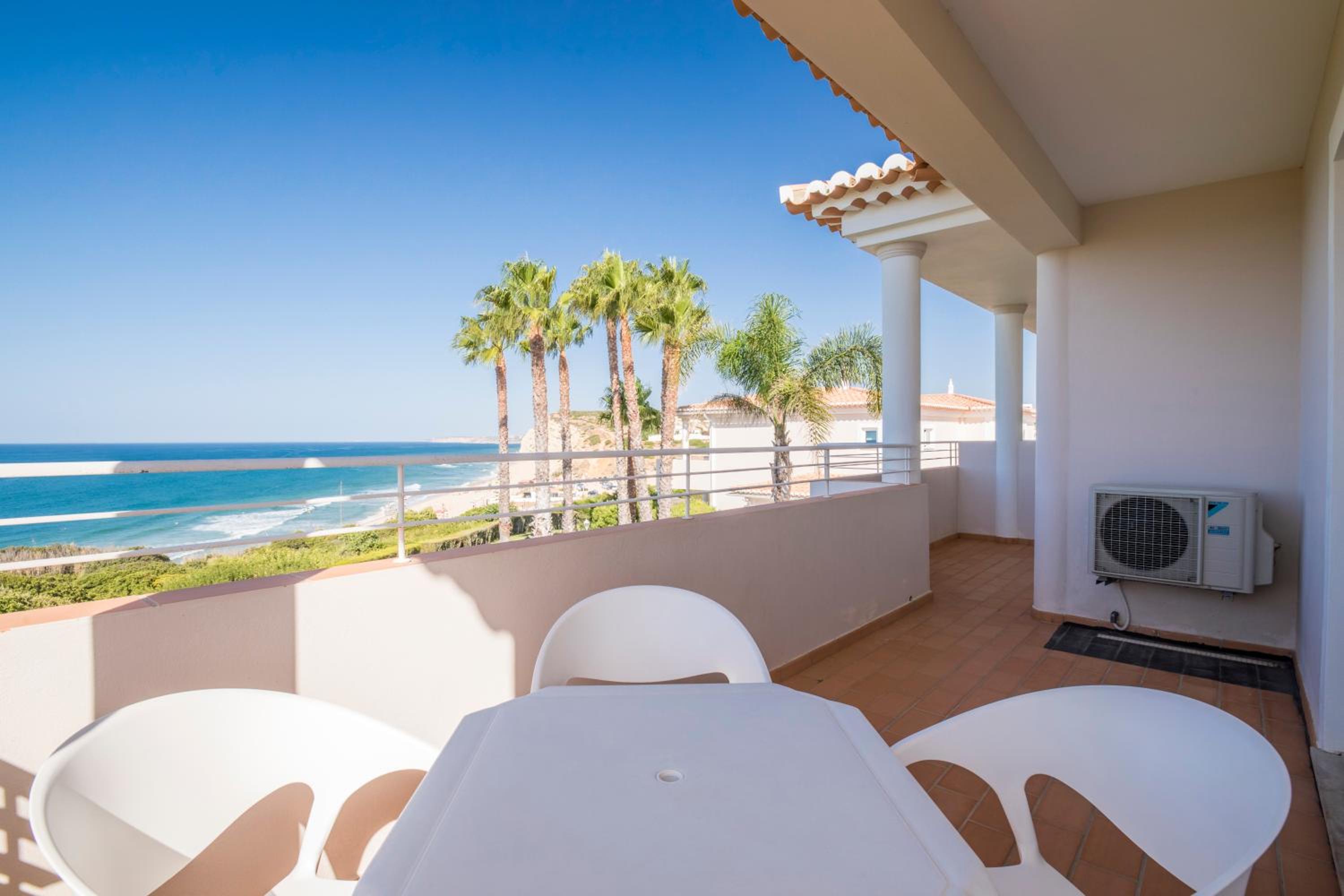 Deluxe One-Bedroom Apartment with Sea View - Photo 2