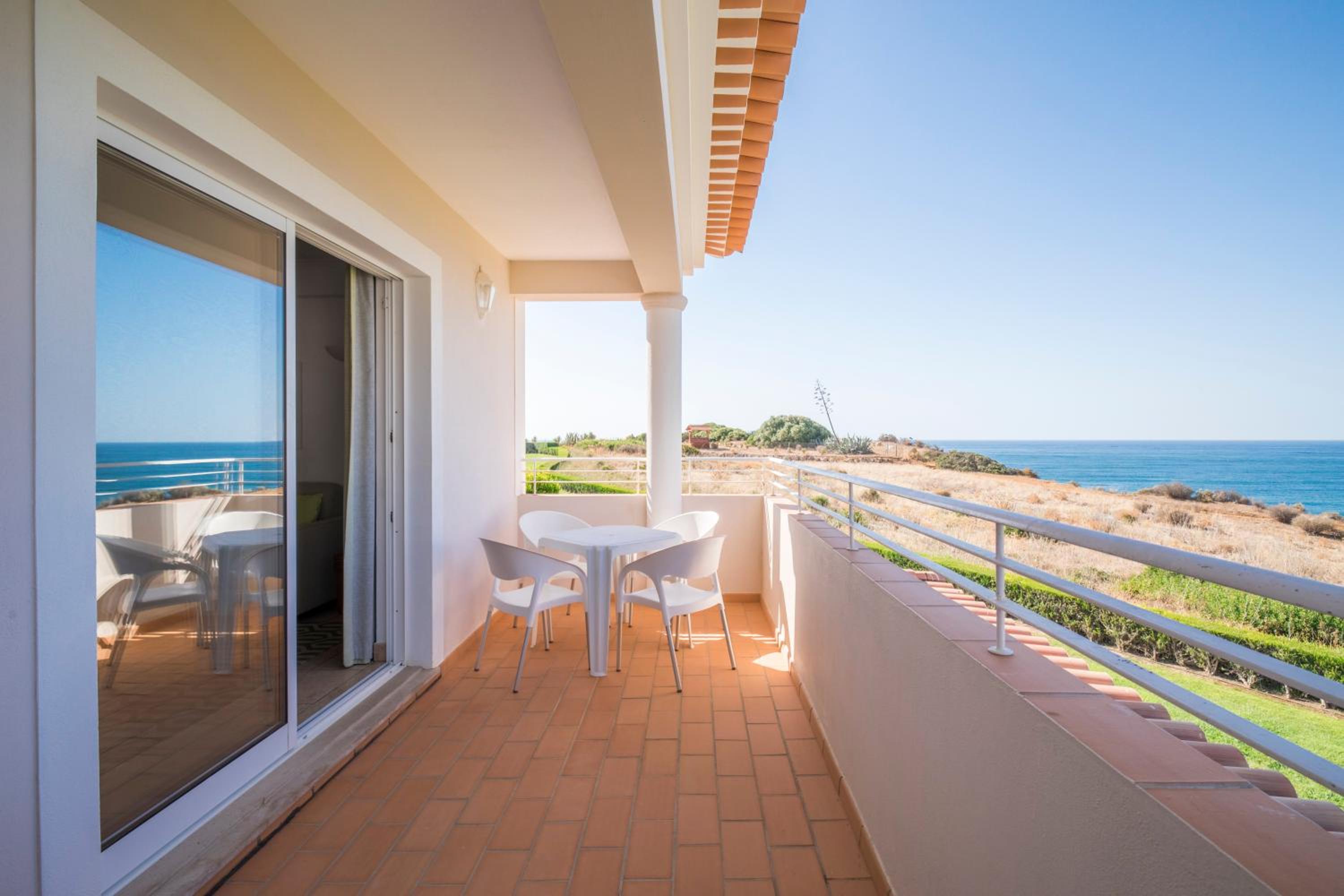 Deluxe One-Bedroom Apartment with Sea View - Photo 3