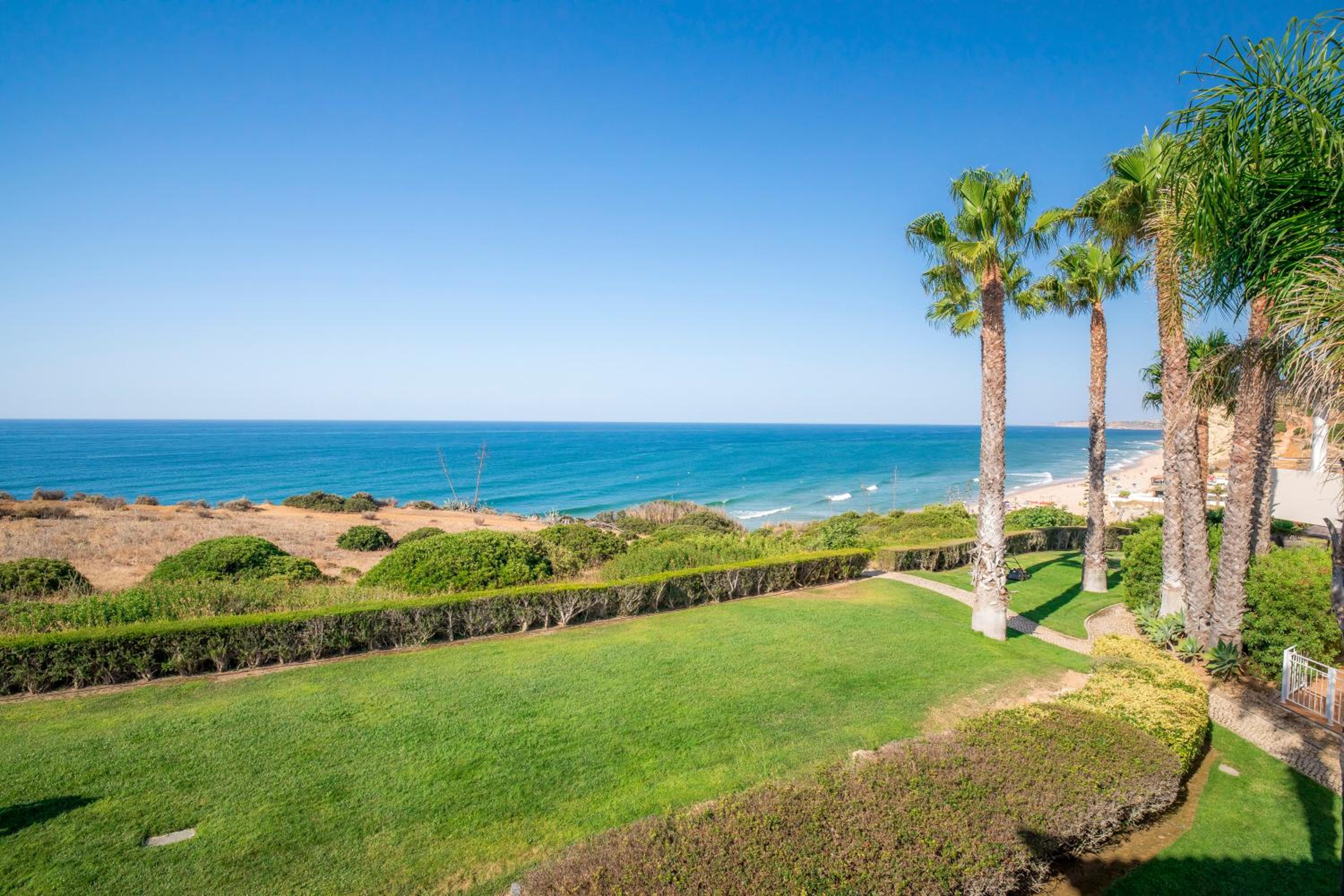 Deluxe One-Bedroom Apartment with Sea View - Photo 8