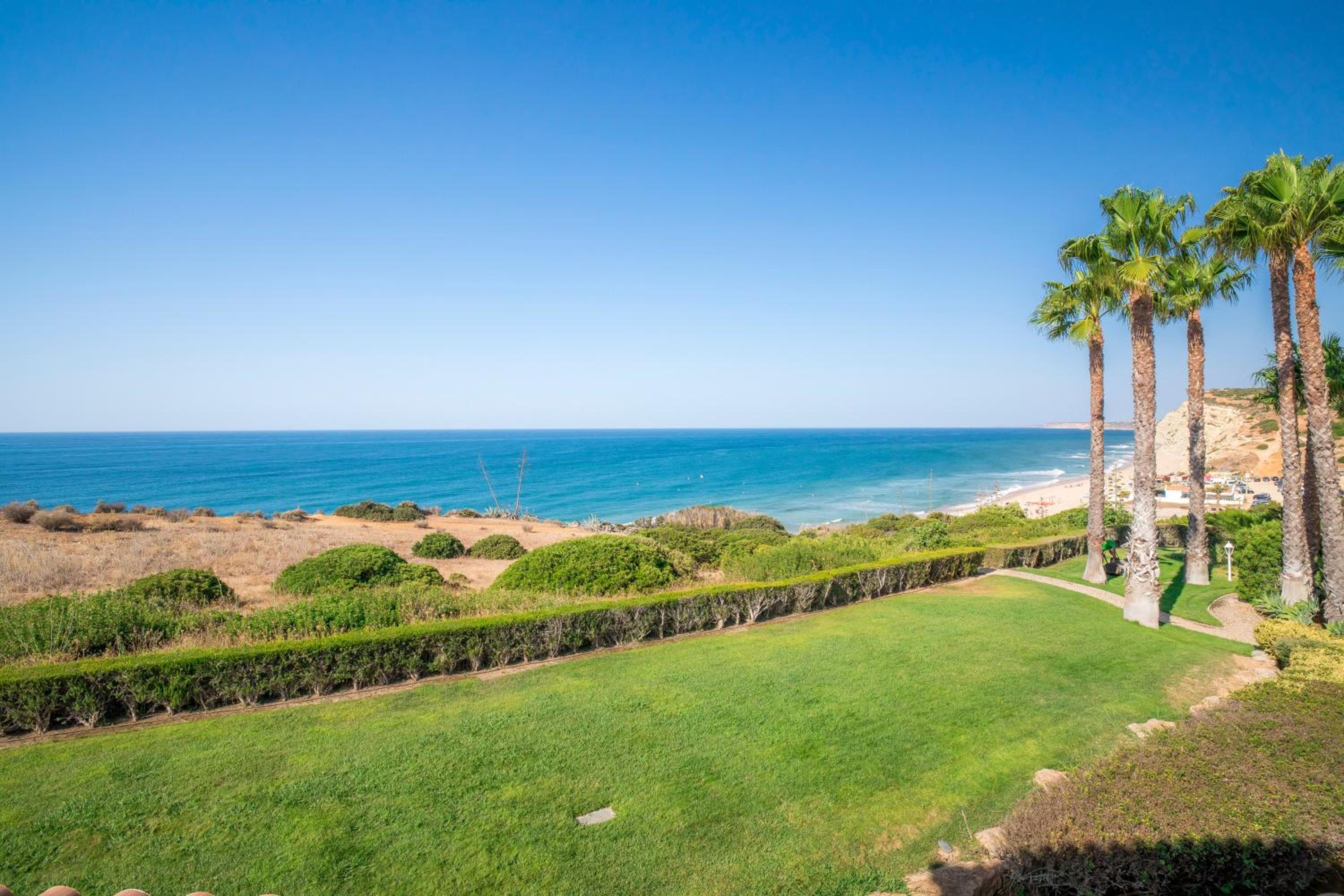Deluxe One-Bedroom Apartment with Sea View - Photo 9