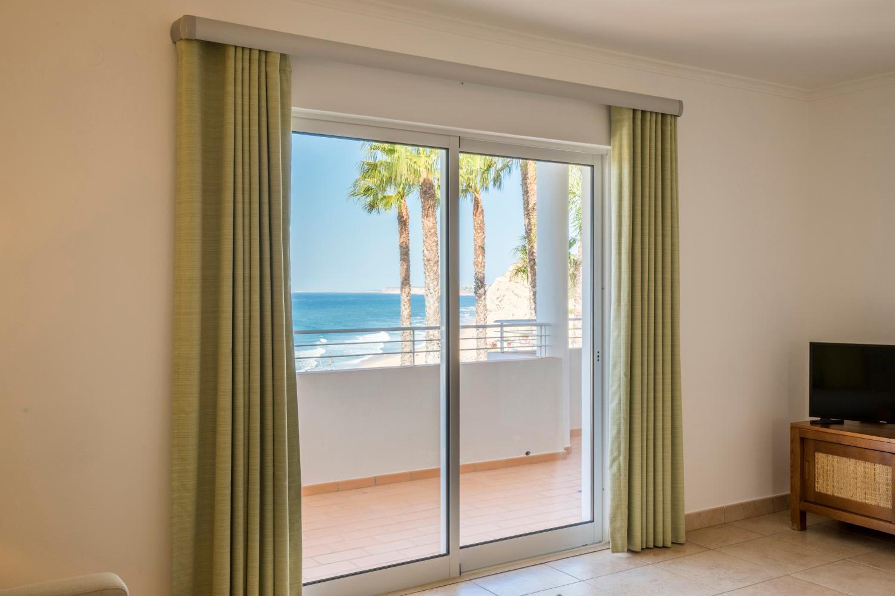 Deluxe One-Bedroom Apartment with Sea View - Photo 5