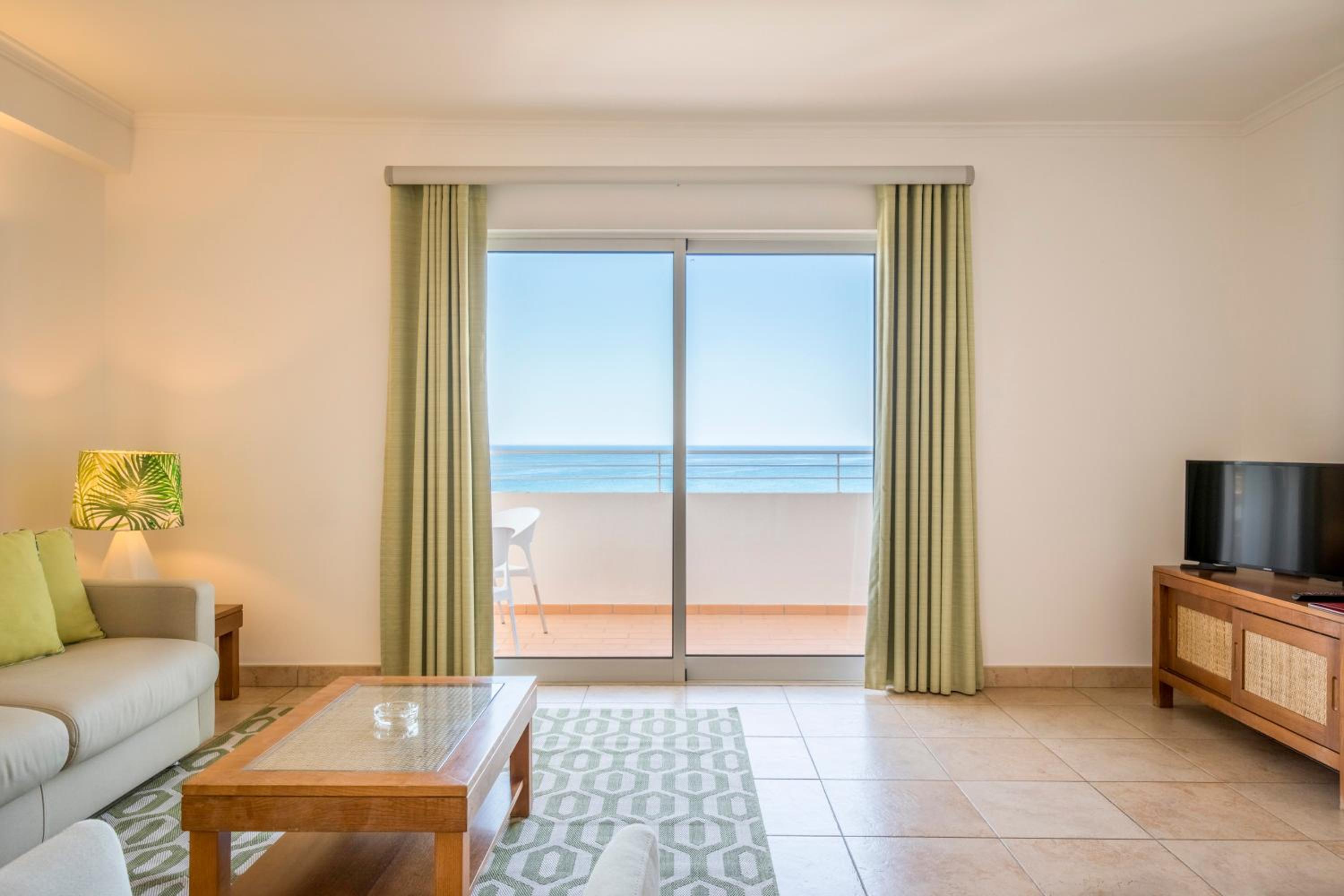Deluxe One-Bedroom Apartment with Sea View - Photo 4
