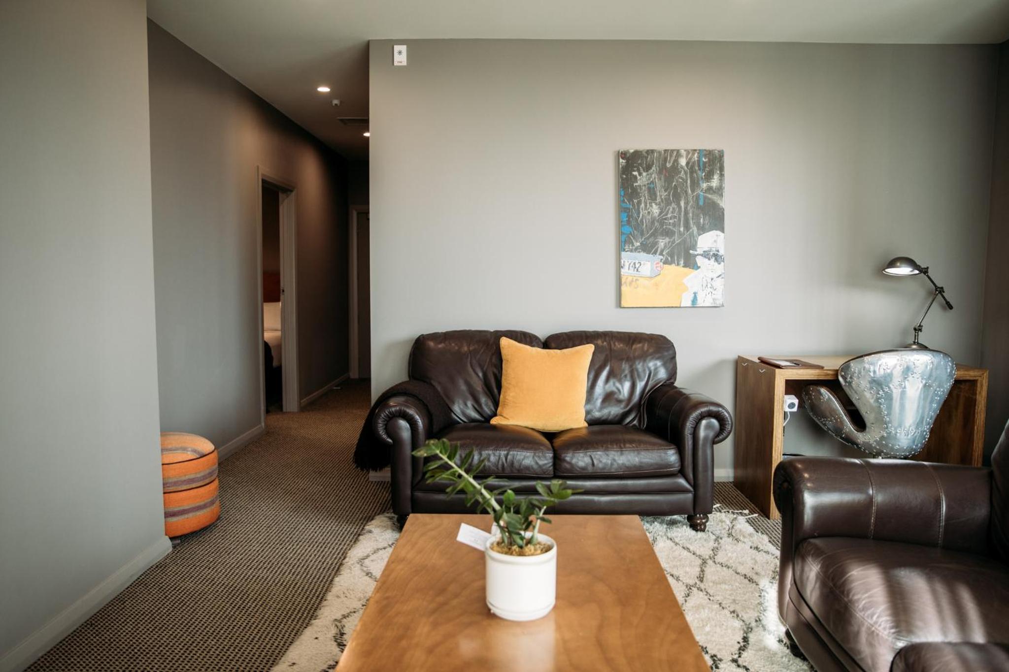 Luxury Two-Bedroom Apartment (King Henry Suite)