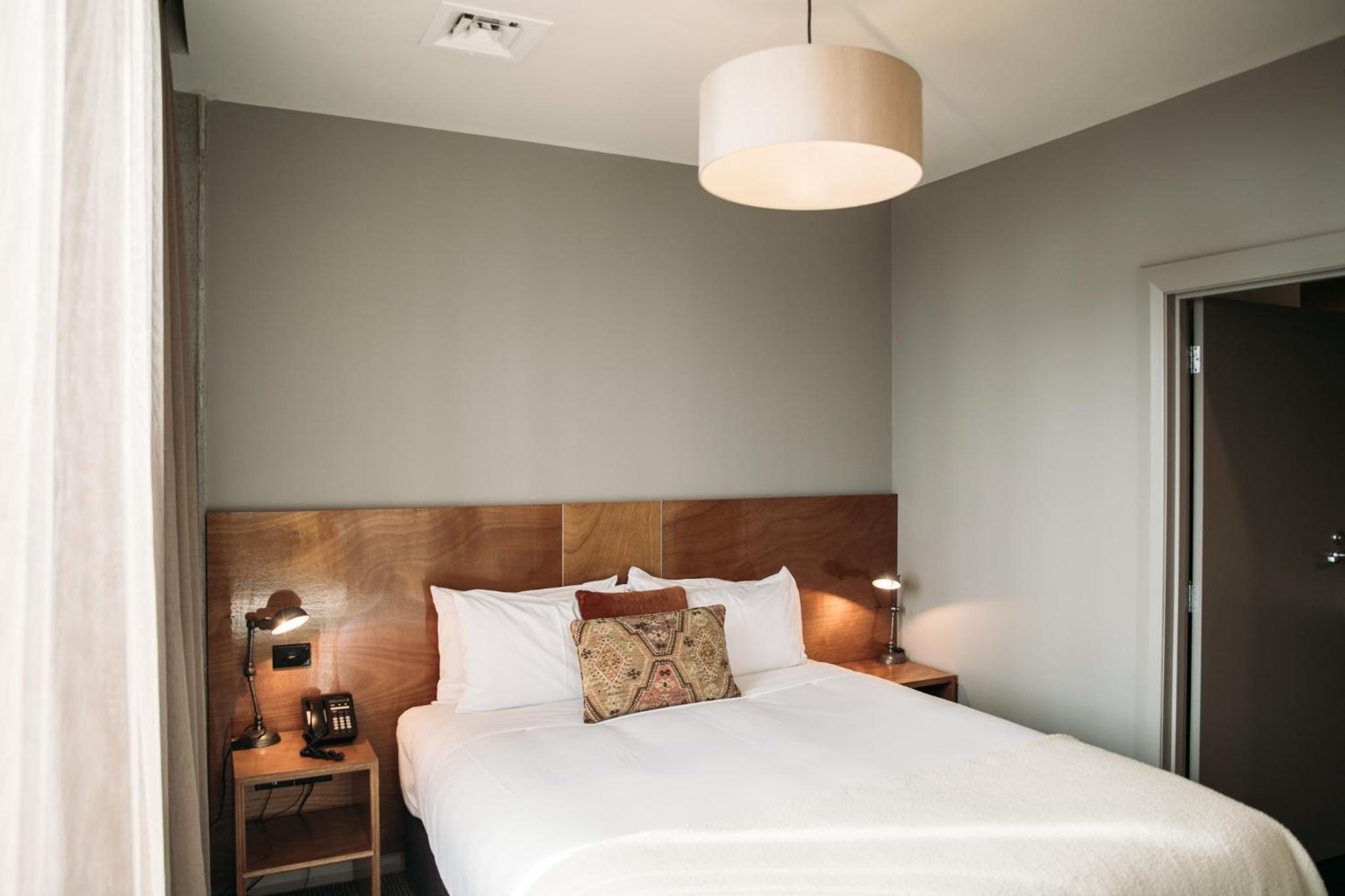 Luxury Two-Bedroom Apartment (King Henry Suite) thumbnail 6
